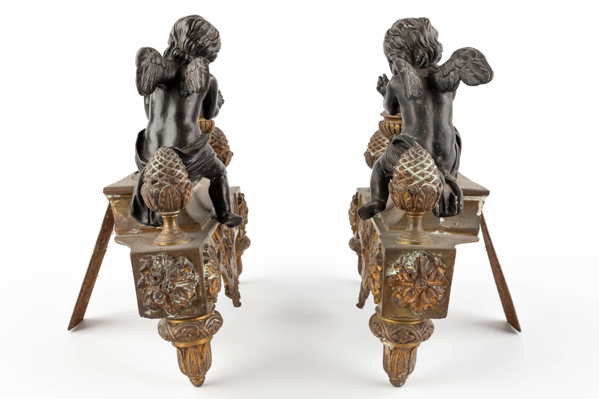 A pair of bronze fireplace andirons, gilt and patinated bronze, Louis XVI style. Circa 1900. (W:30 x - Bild 4 aus 10