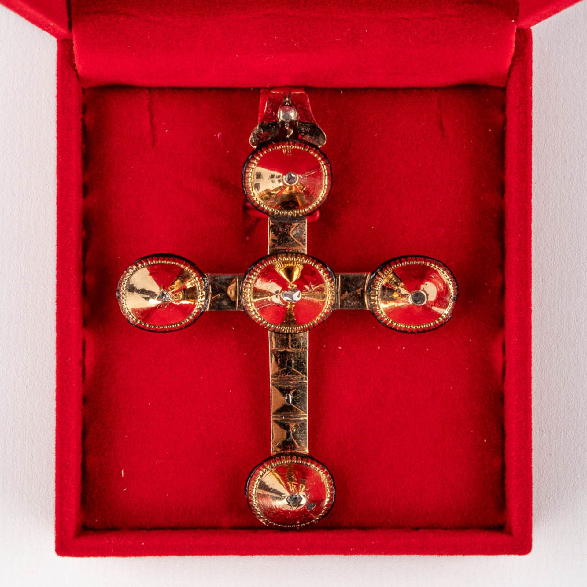 An antique Capucine cross pendant, 18ct yellow gold with old cut diamonds, 19th C. 12,06g. (L:1,1 x - Image 4 of 10