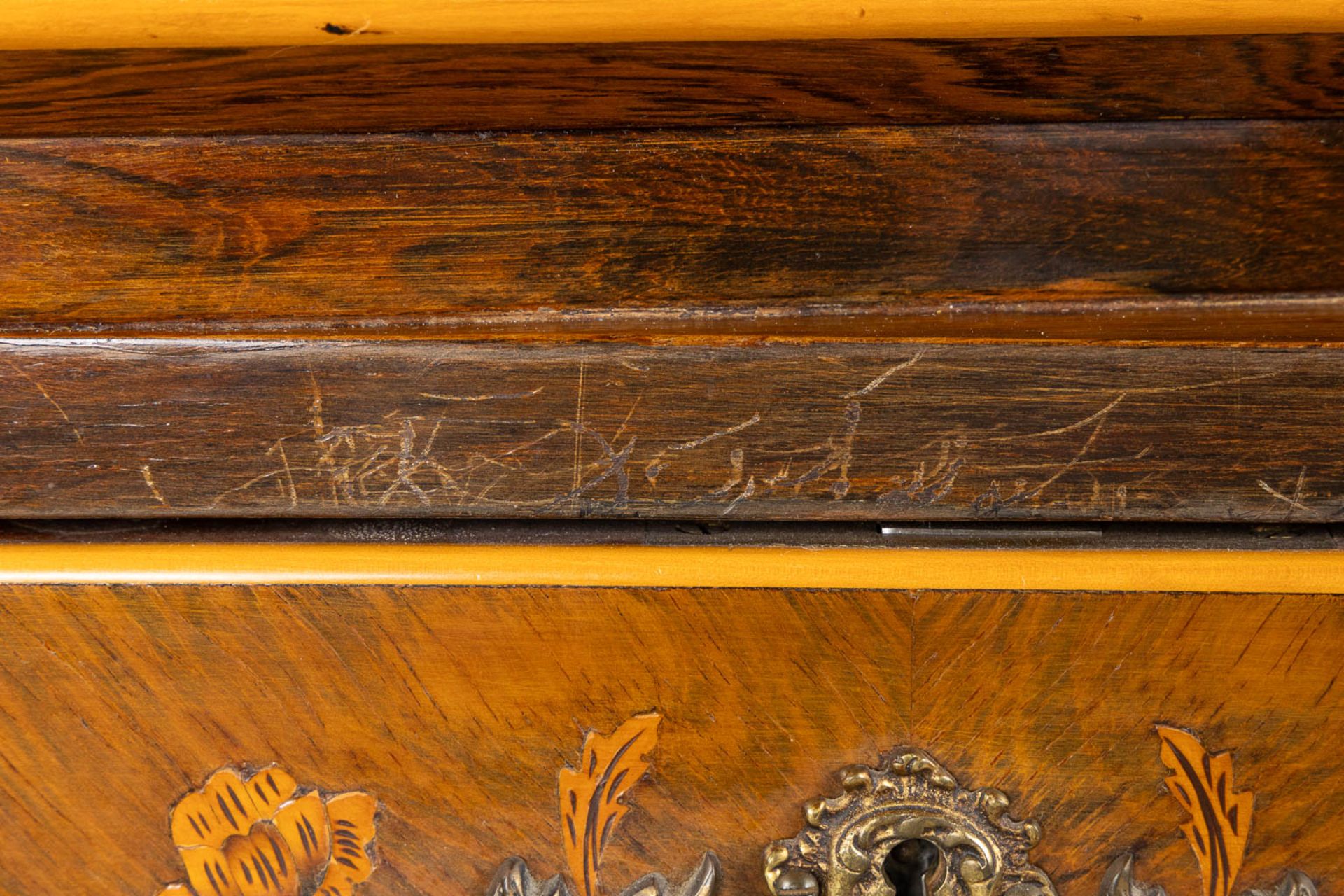 A secretaire, marquetry inlay mounted with bronze in Louis XV style. Circa 1970. (L:47 x W:101 x H:1 - Bild 18 aus 18