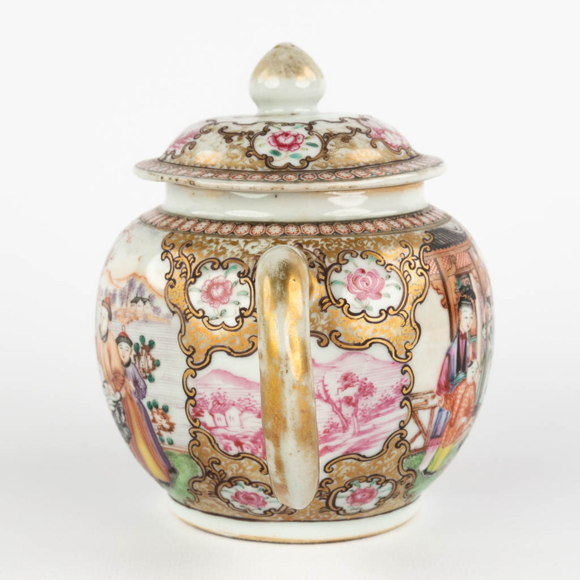 An antique Chinese Famille Rose teapot with a Family Scne, Qinalong, 18th C. (L:11 x W:20 x H:12,5 - Image 6 of 12