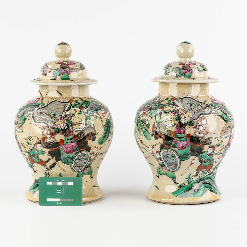 A pair of Chinese Nanking Baluster vases with covers, decorated with warrior scnes. (H:32 x D:19 cm - Image 2 of 14