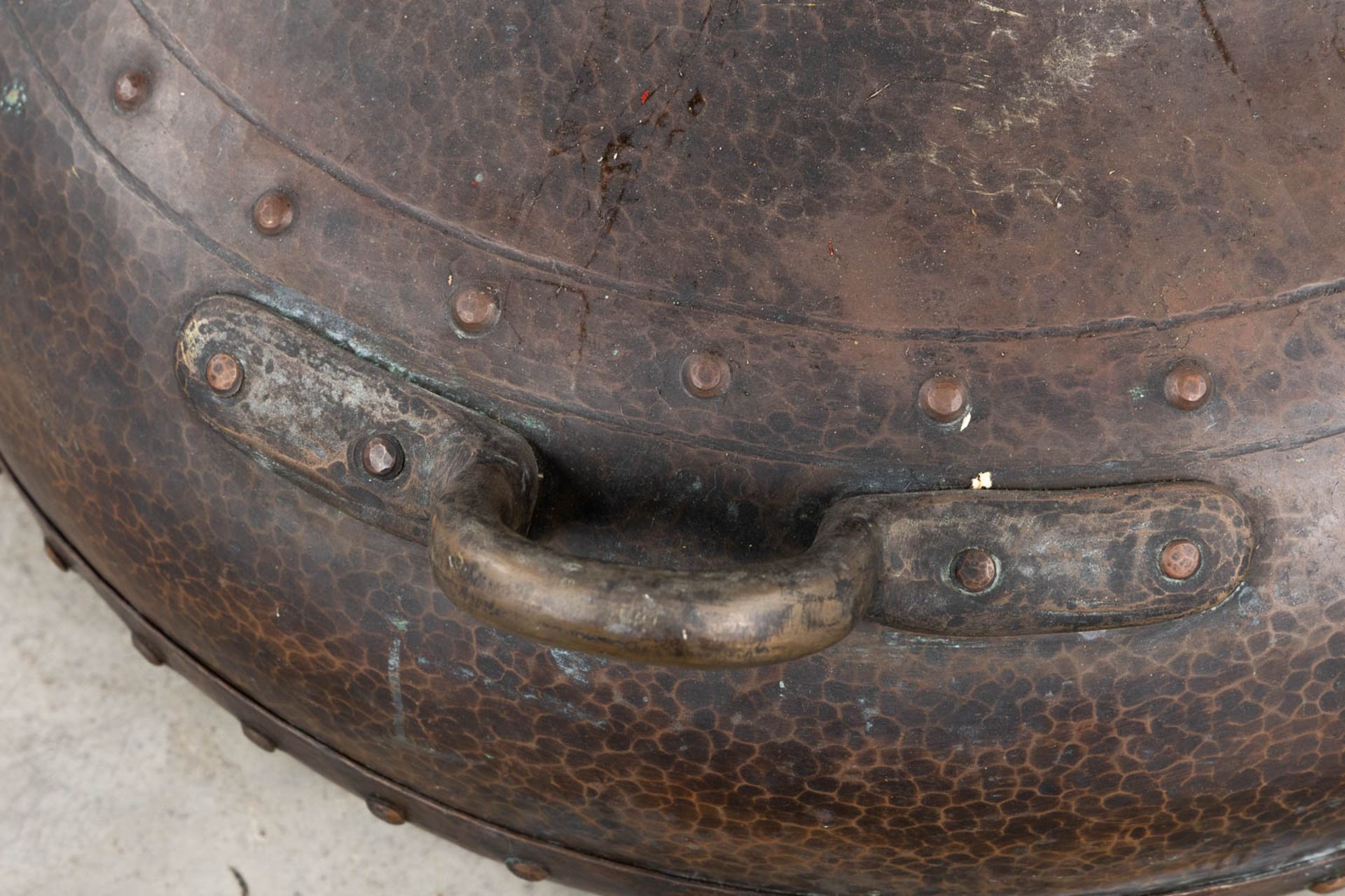 A large kettle, copper with brass rivets. (L:70 x W:80 x H:45 cm) - Bild 7 aus 11