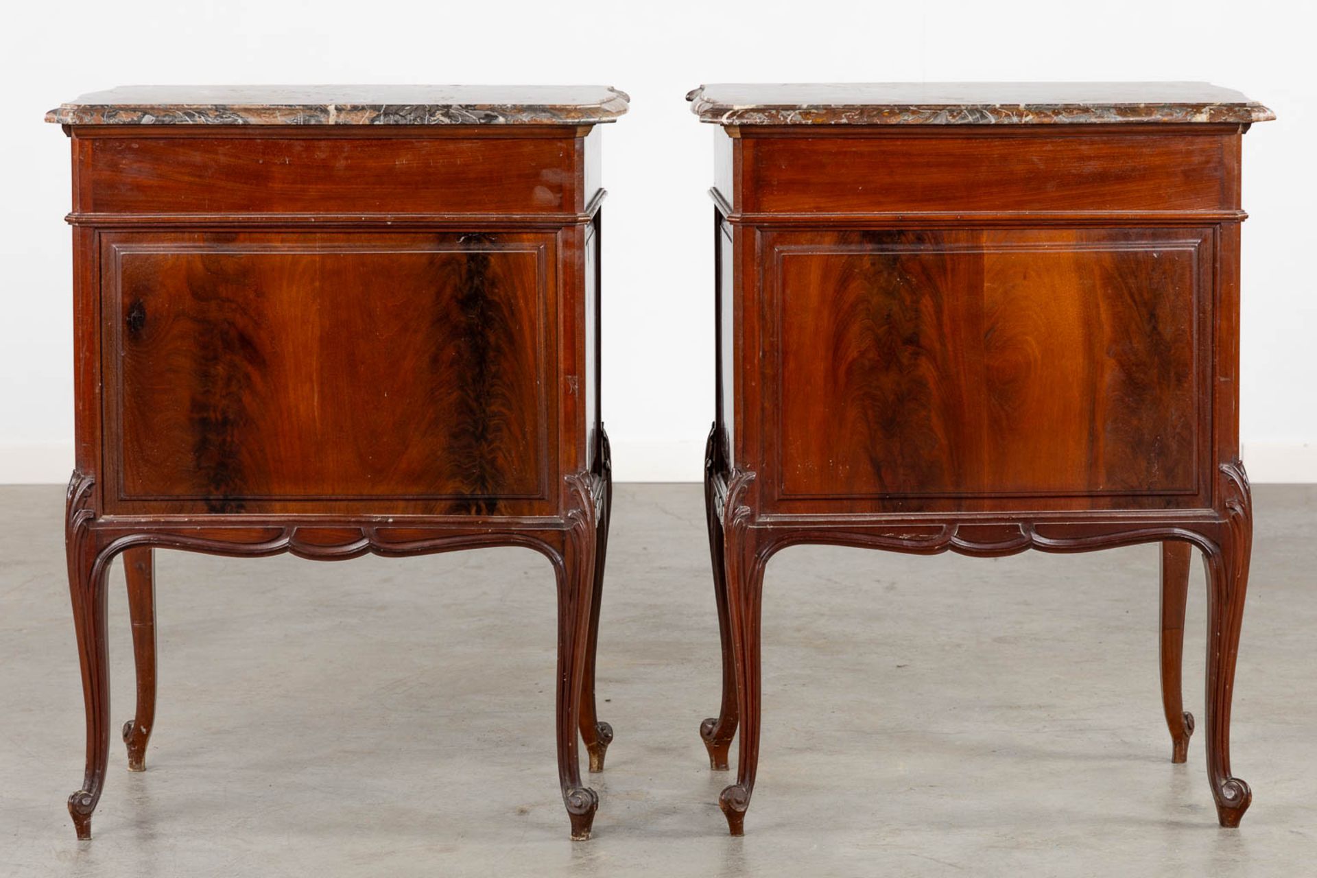 A pair of sculptured mahogany cabinets with a marble top, Louis XV style. (L:41 x W:63 x H:80 cm) - Bild 6 aus 15