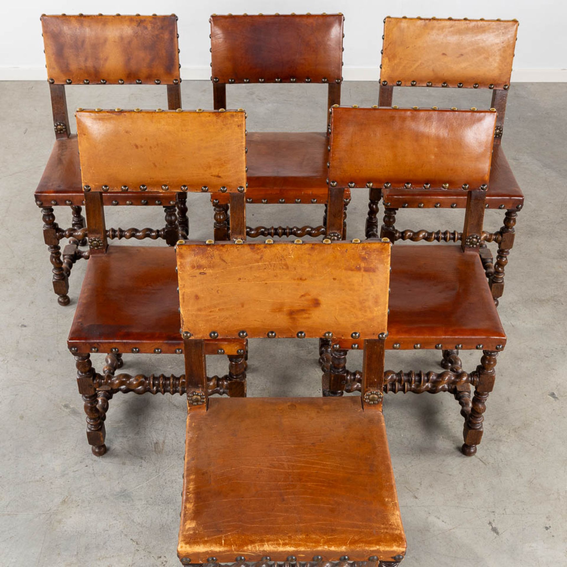 A matching set of 6 chairs, wood and leather. (L:47 x W:45 x H:90 cm) - Bild 3 aus 12