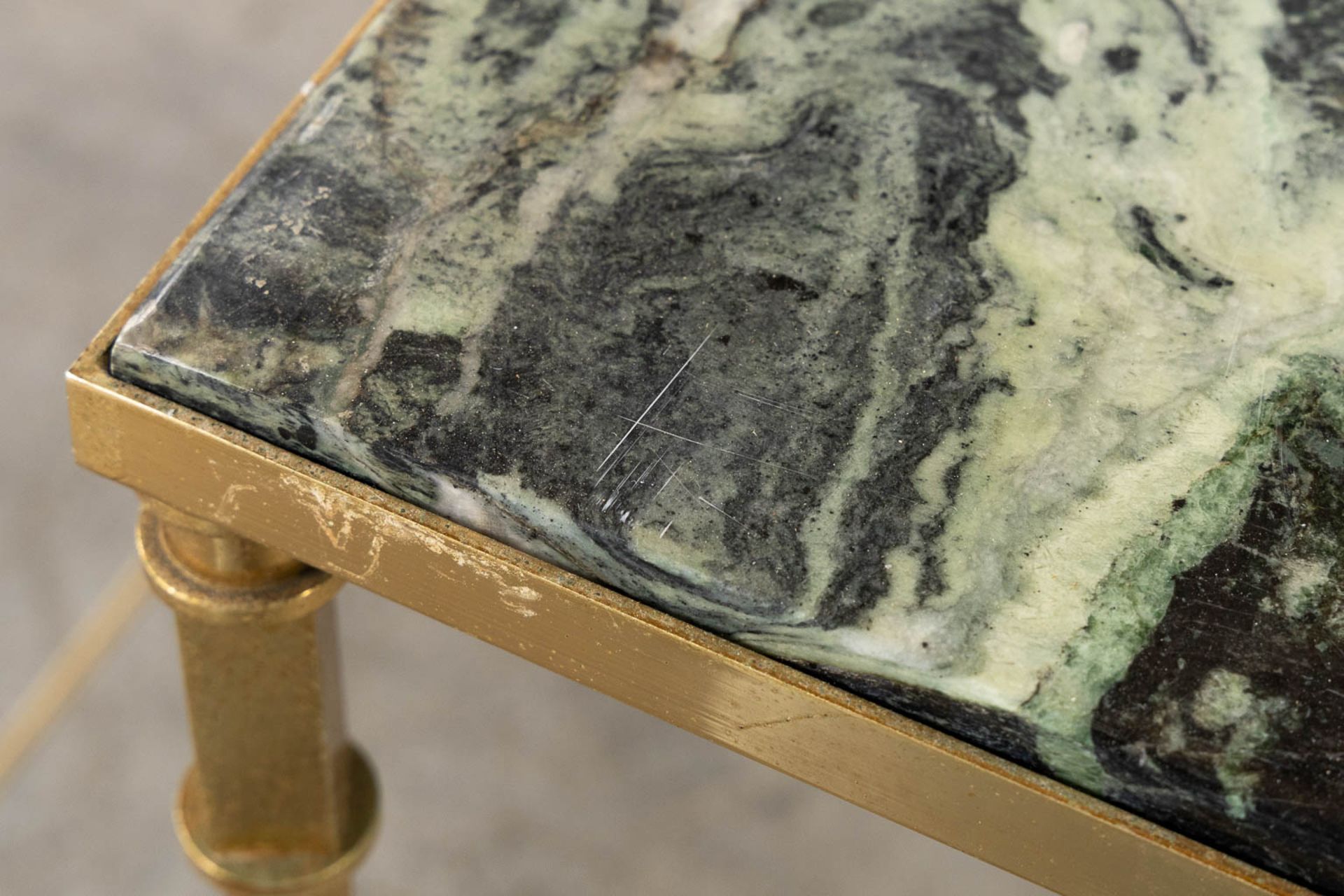 A set of 3 nesting tables, brass with green marble. (L:31 x W:61 x H:46 cm) - Bild 7 aus 8