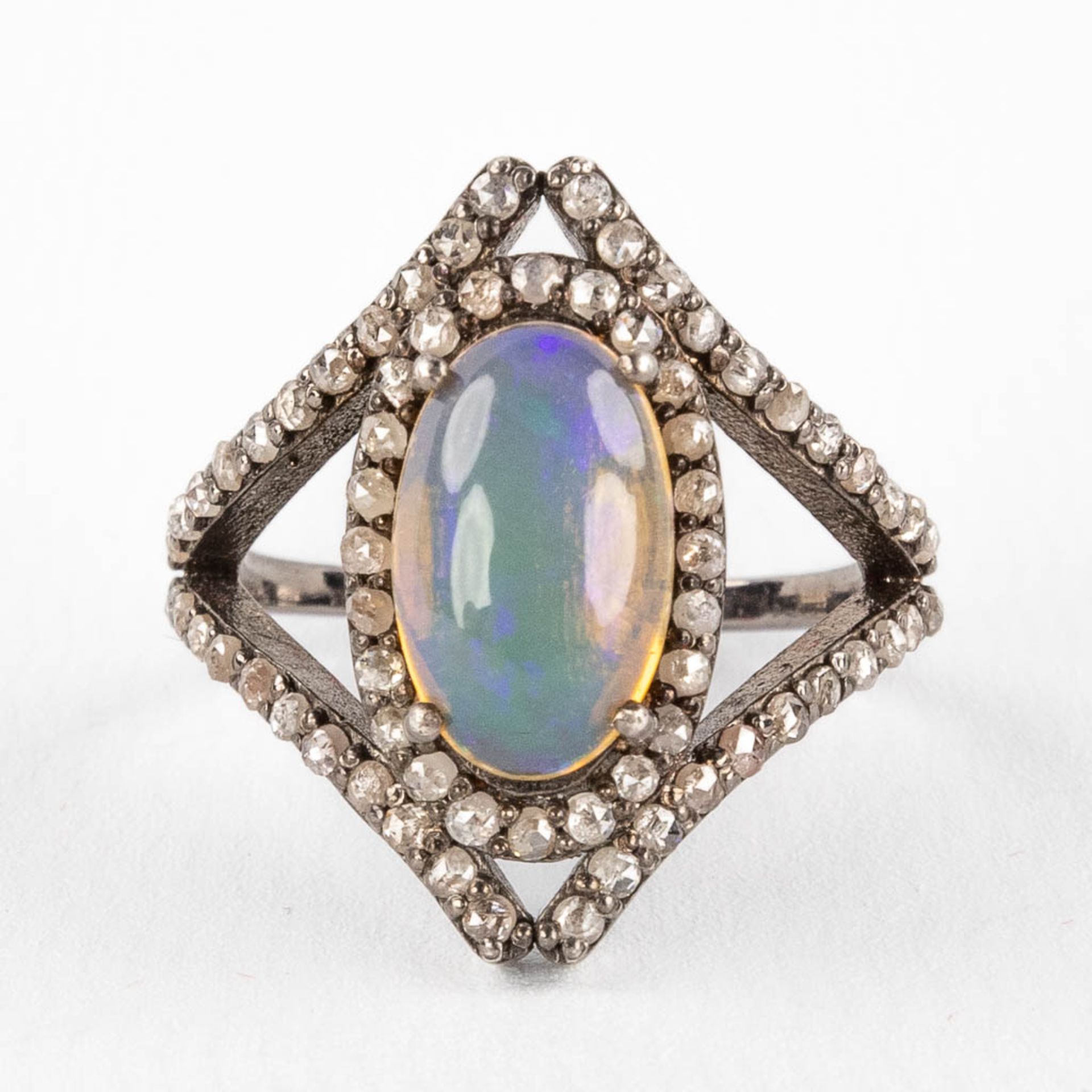 A ring with central opal stone and uncut diamonds, silver. 6,43g. Ring size 63. - Image 5 of 9
