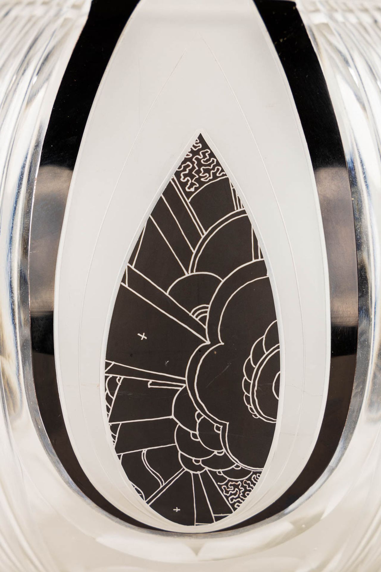 A round vase, glass in art deco style. (H:18 x D:18 cm) - Image 10 of 10