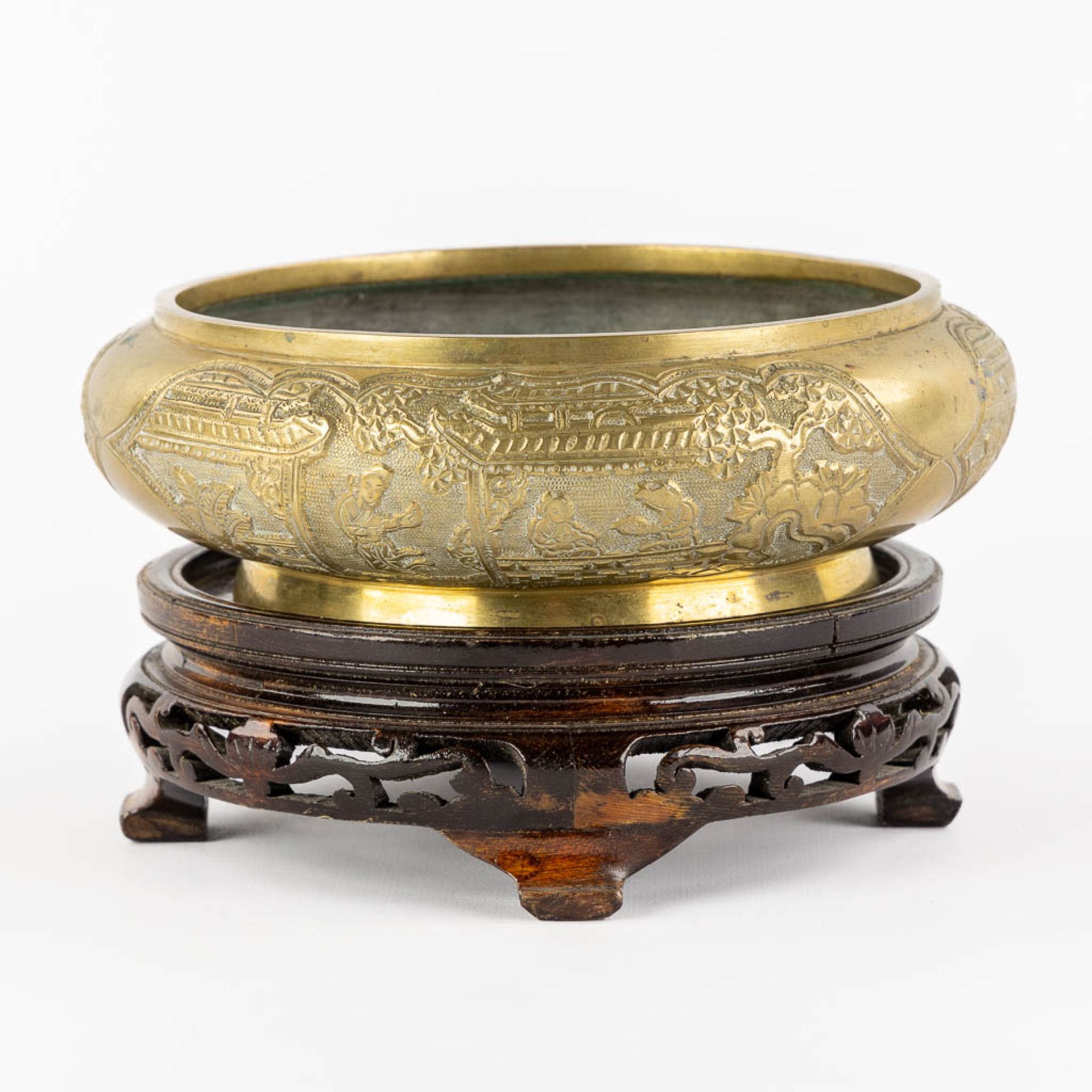 A Chinese bronze insence burner, standing on a wood base. (H:6,5 x D:22 cm) - Image 6 of 13