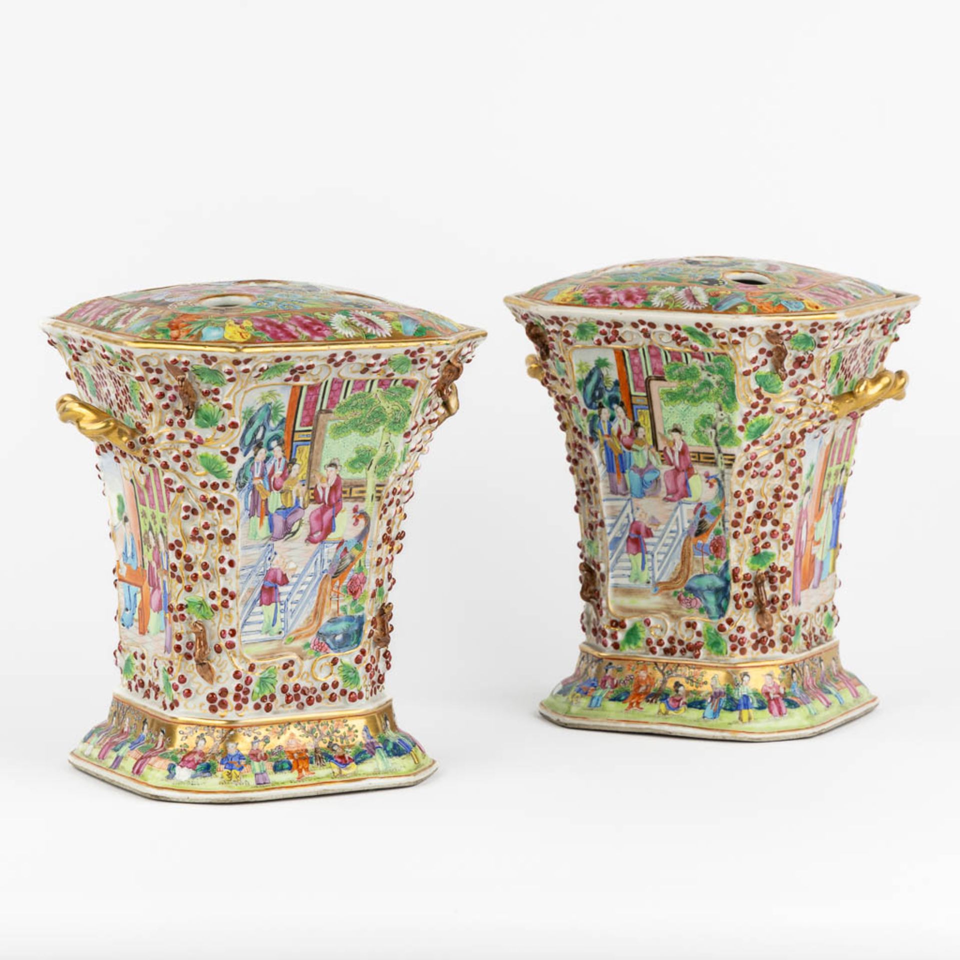 A pair of Chinese Canton Pic-Fleurs with a moulded decor and scnes with ladies, 19th C. (L:19 x W:2