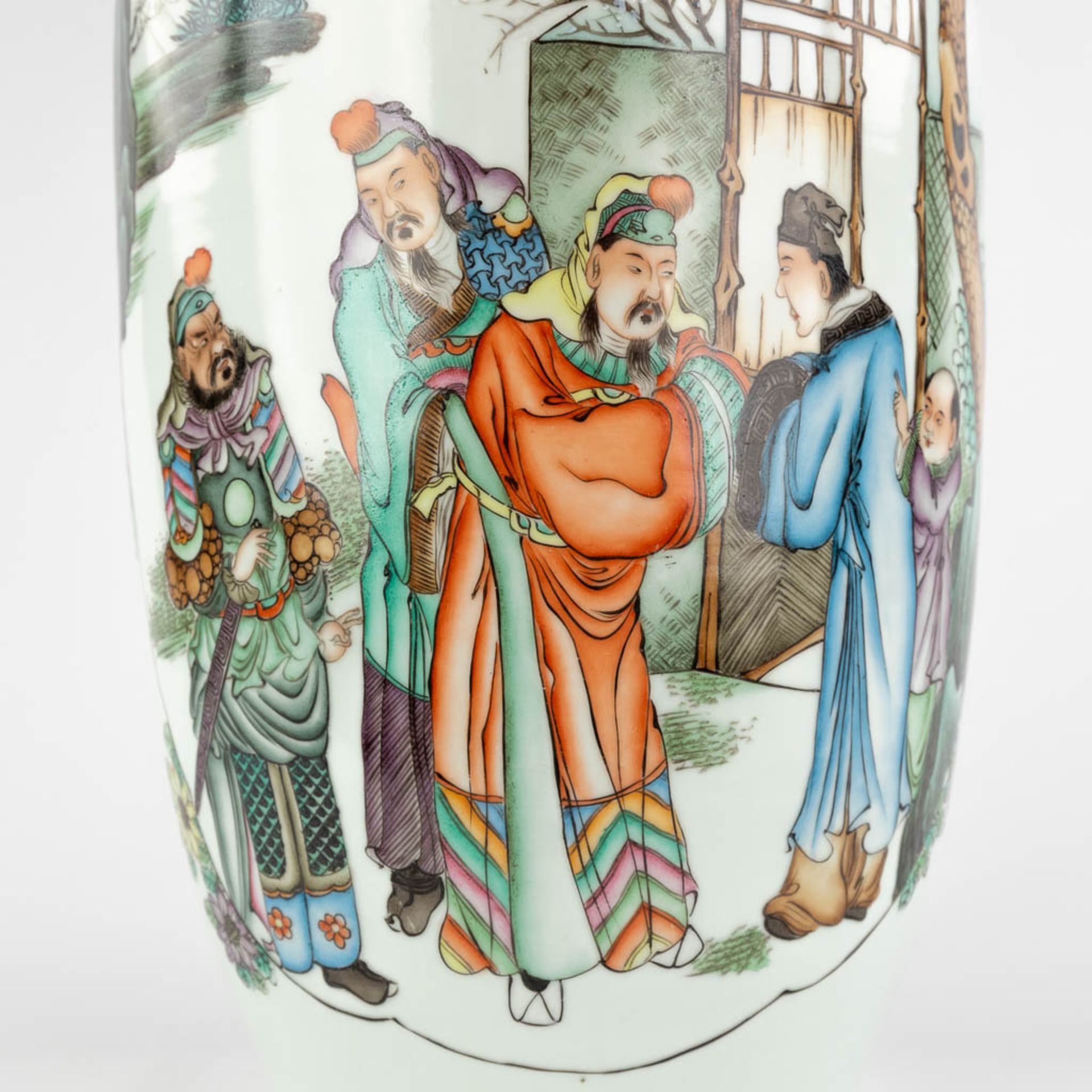 A Chinese vase decorated with wise men. (H:58 x D:23 cm) - Bild 9 aus 11