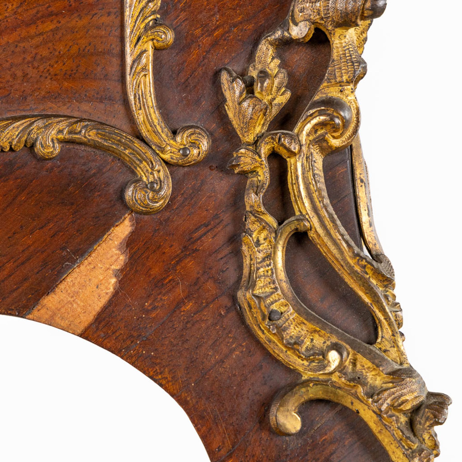 A decorative cabinet on high feet, marquetry inlay mounted with bronze in Louis XV style. Circa 1880 - Bild 8 aus 18
