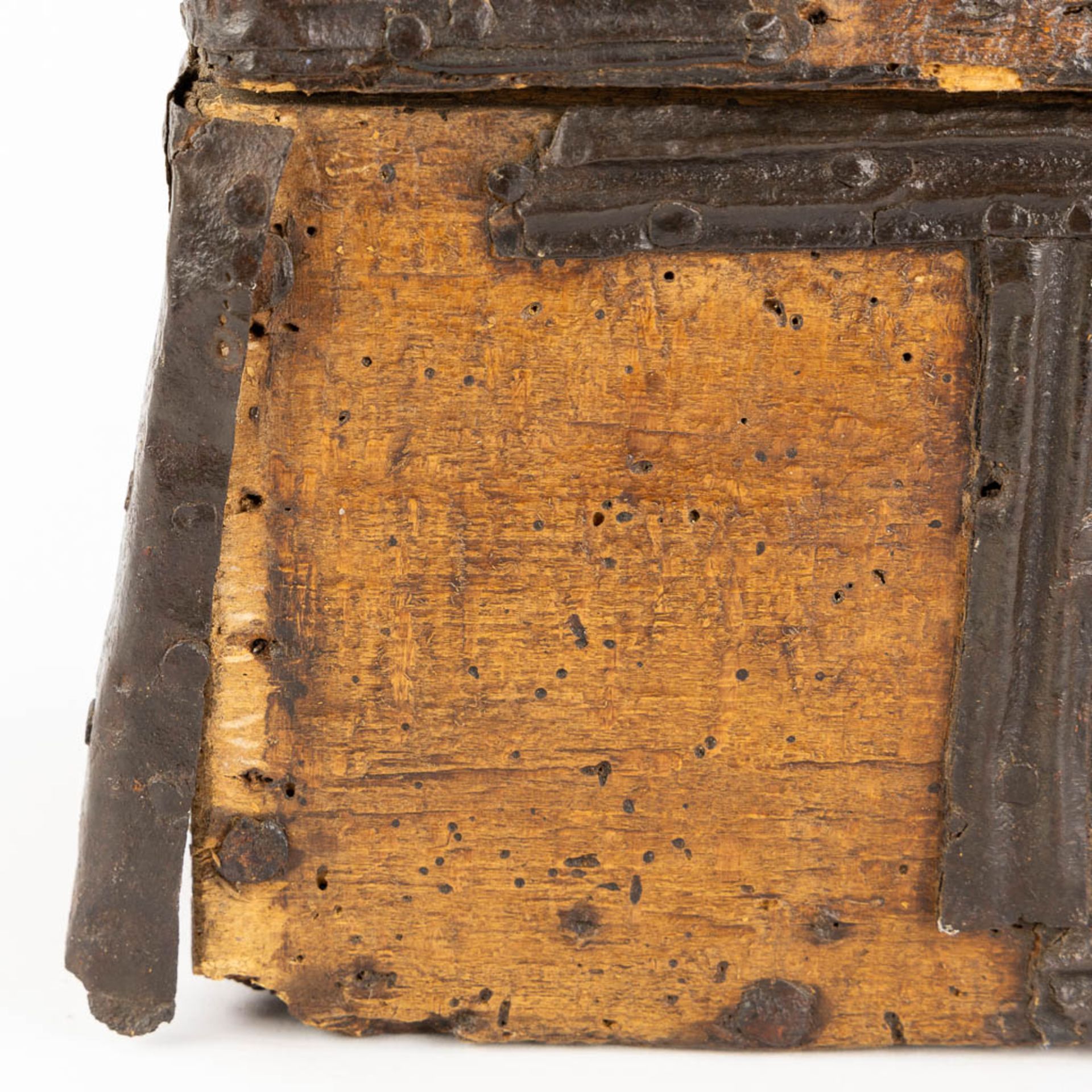 An antique money box or storage chest, wood and wrought iron, 16th/17th C. (L:20 x W:36 x H:22 cm) - Image 14 of 14