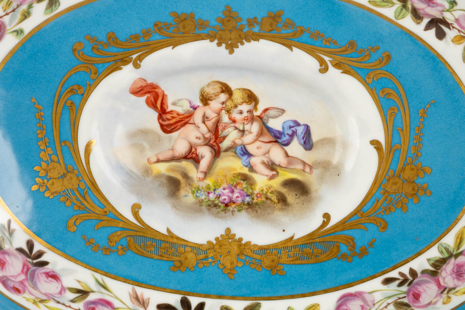 A large bowl with hand painted floral and romantic scne, mounted with gilt bronze. 19th C. (L:32 x - Bild 8 aus 14