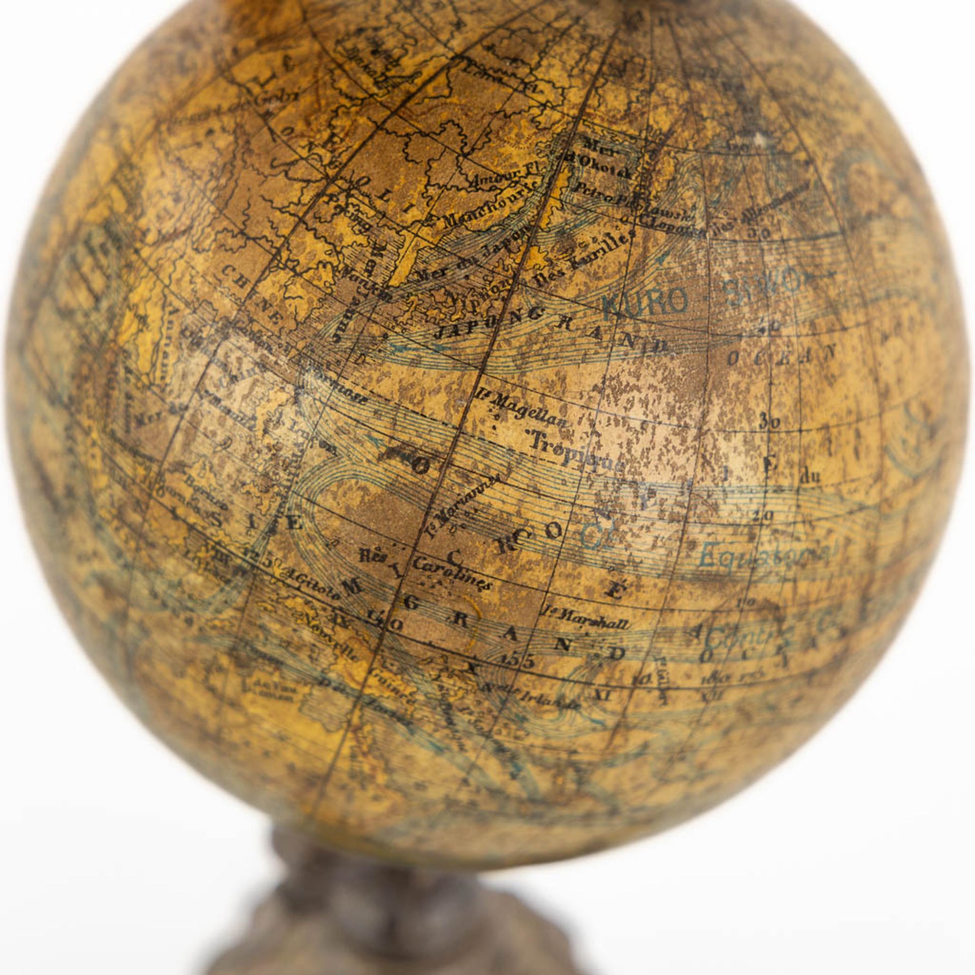 J. Lebegue & Cie, an antique globe on a cast-iron base. Circa 1900. (H:19 x D:10 cm) - Bild 11 aus 13