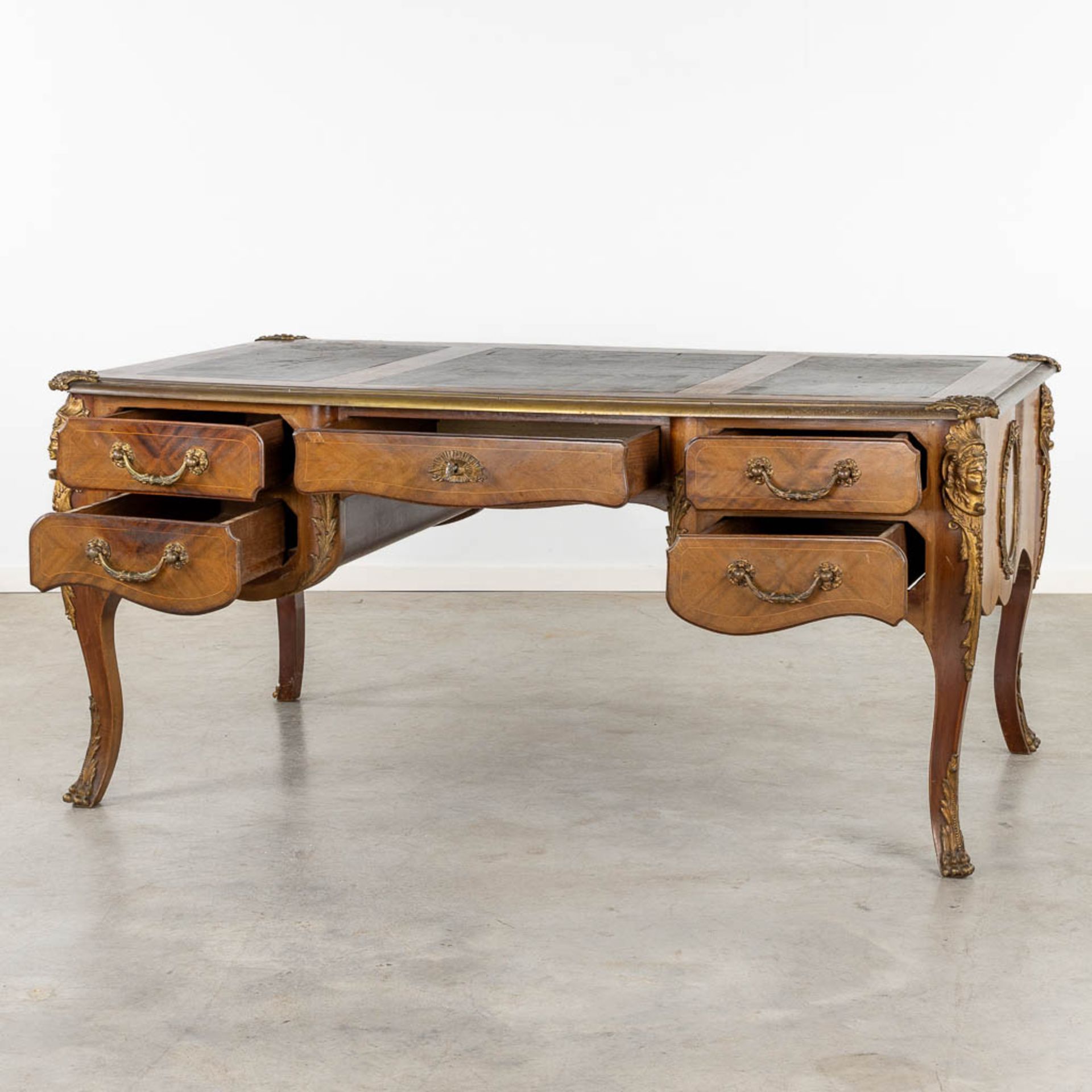 A richly decorated desk, wood mounted with bronze and standing on claw feet. Circa 1920. (L:100 x W: - Bild 3 aus 14