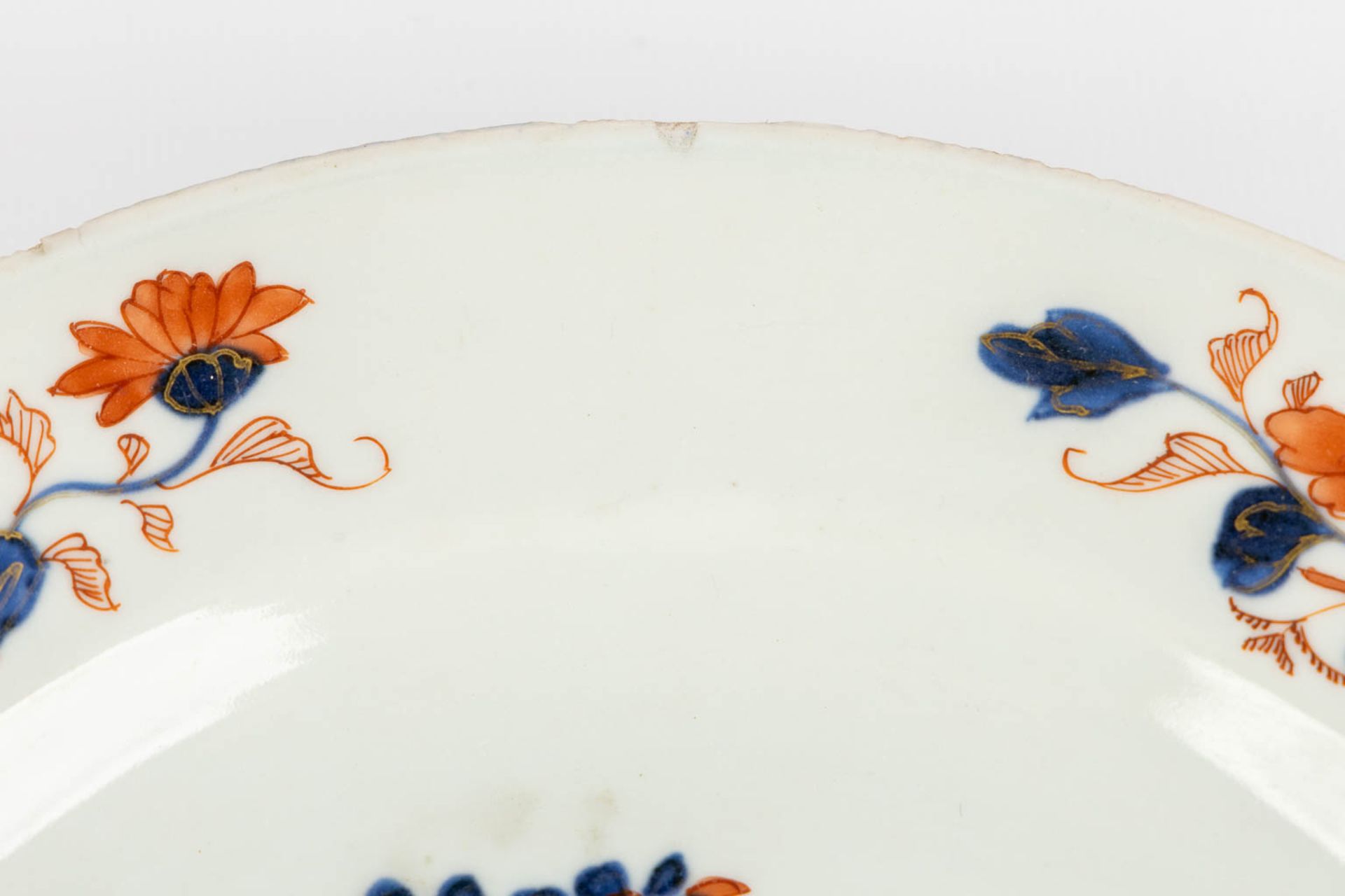 7 Chinese and Japanese blue-white, Famille Rose, Imari plates. 18th/19th/20th C. (D:23 cm) - Image 5 of 16