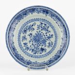 A Chinese charger with a blue-white decor. 18th/19th C. (D:33 cm)