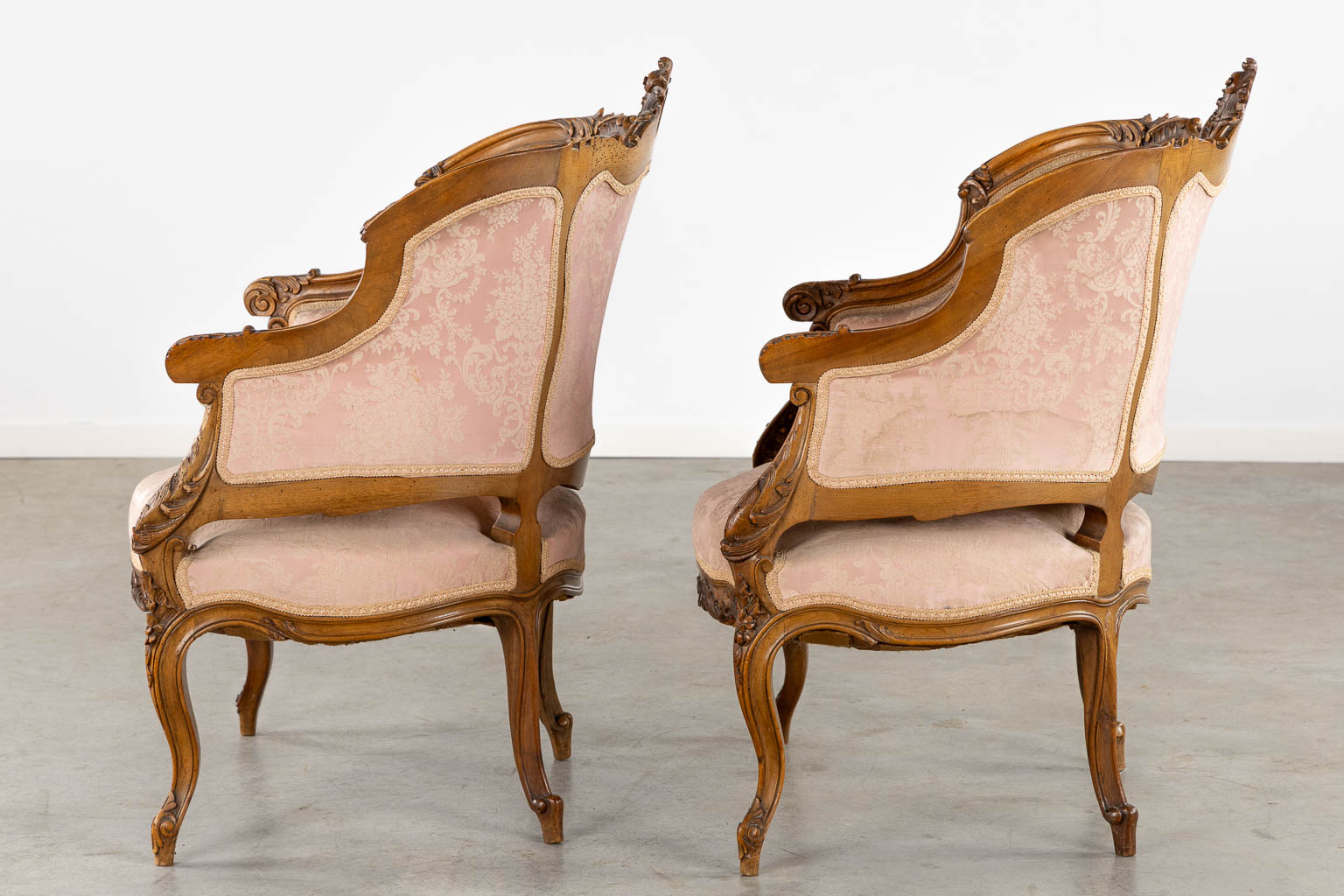 An 8-piece salon suite, sculptured wood in Louis XV style. Circa 1900. (L:67 x W:135 x H:103 cm) - Image 19 of 33