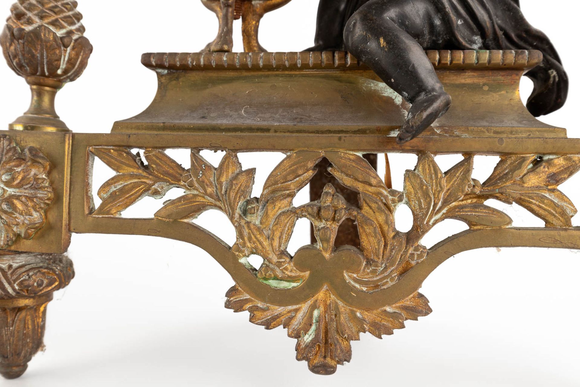A pair of bronze fireplace andirons, gilt and patinated bronze, Louis XVI style. Circa 1900. (W:30 x - Bild 9 aus 10