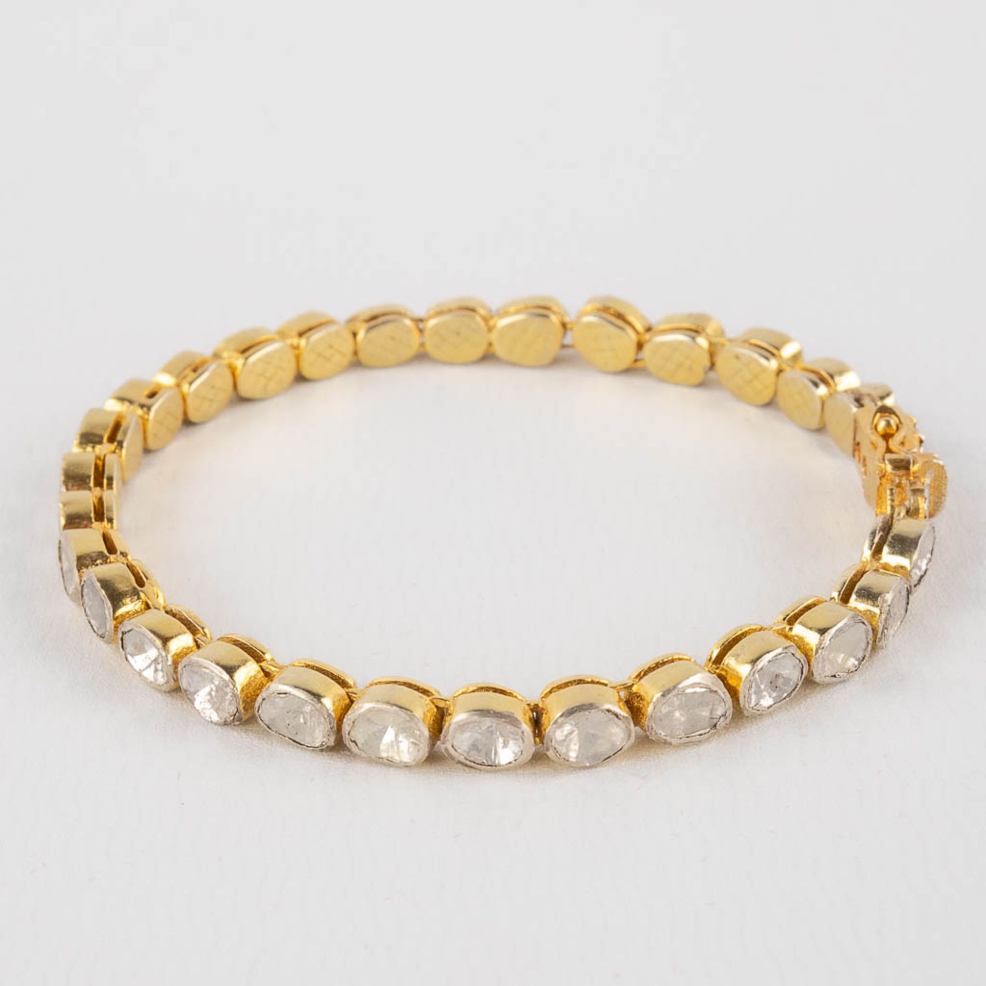 A bracelet with rough cut and flat top diamonds, in silver holders, gilt silver. 19,51g. (L:19,6 cm) - Image 8 of 12