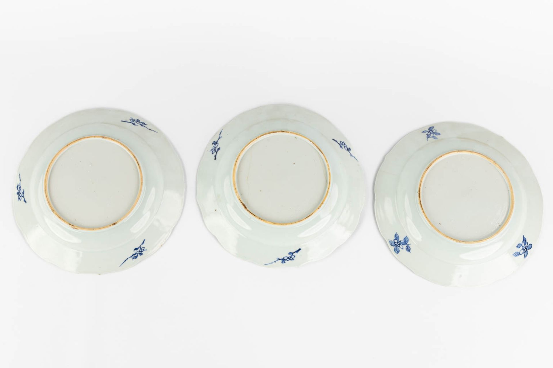 7 Chinese and Japanese blue-white, Famille Rose, Imari plates. 18th/19th/20th C. (D:23 cm) - Image 8 of 16