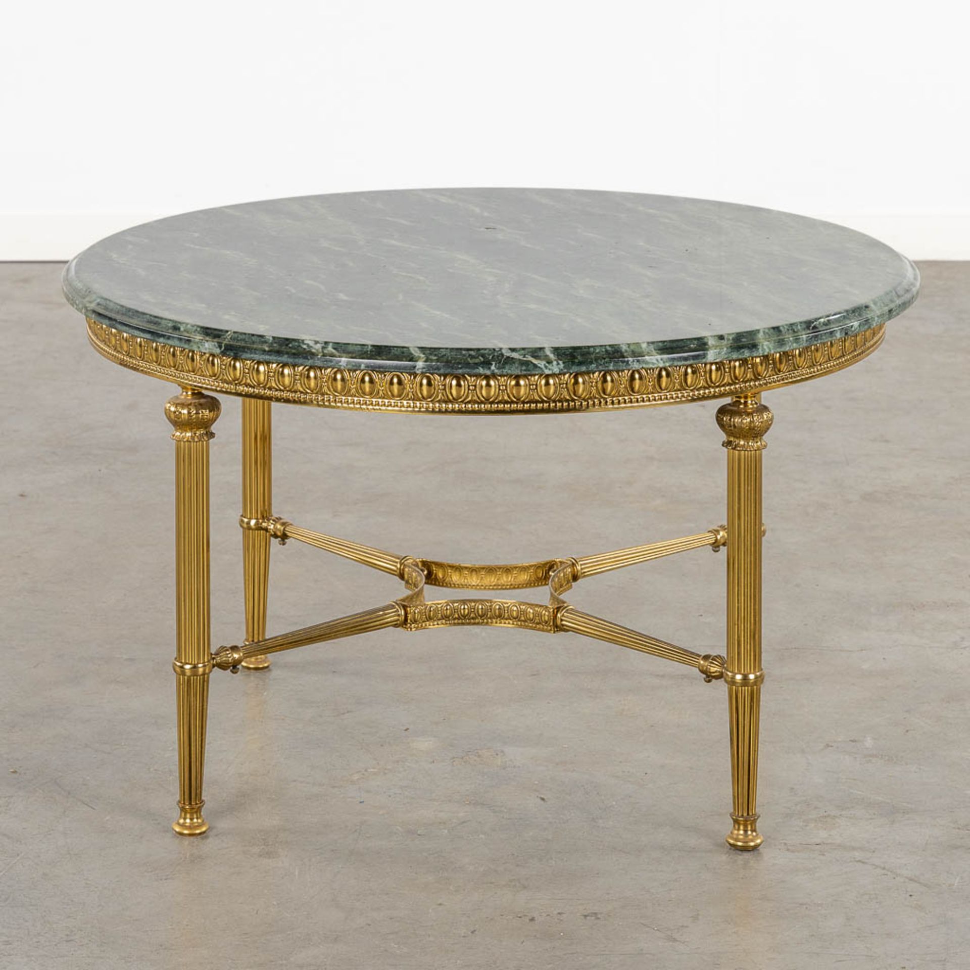 A brass coffee table with a green marble top. (H:46 x D:80 cm) - Bild 5 aus 12