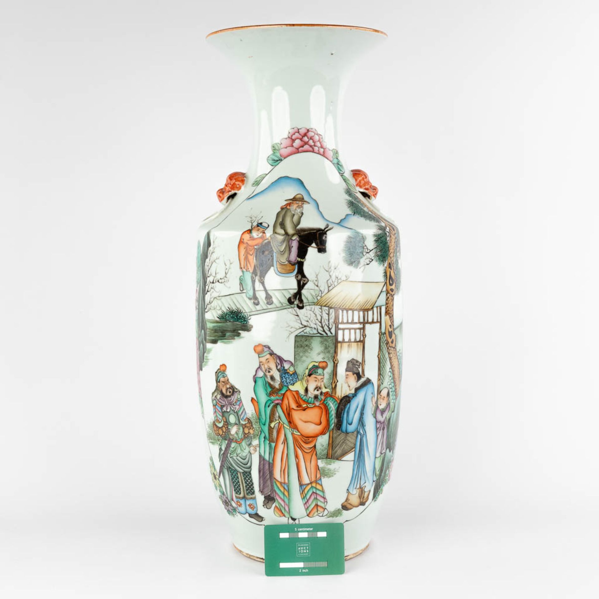 A Chinese vase decorated with wise men. (H:58 x D:23 cm) - Bild 2 aus 11