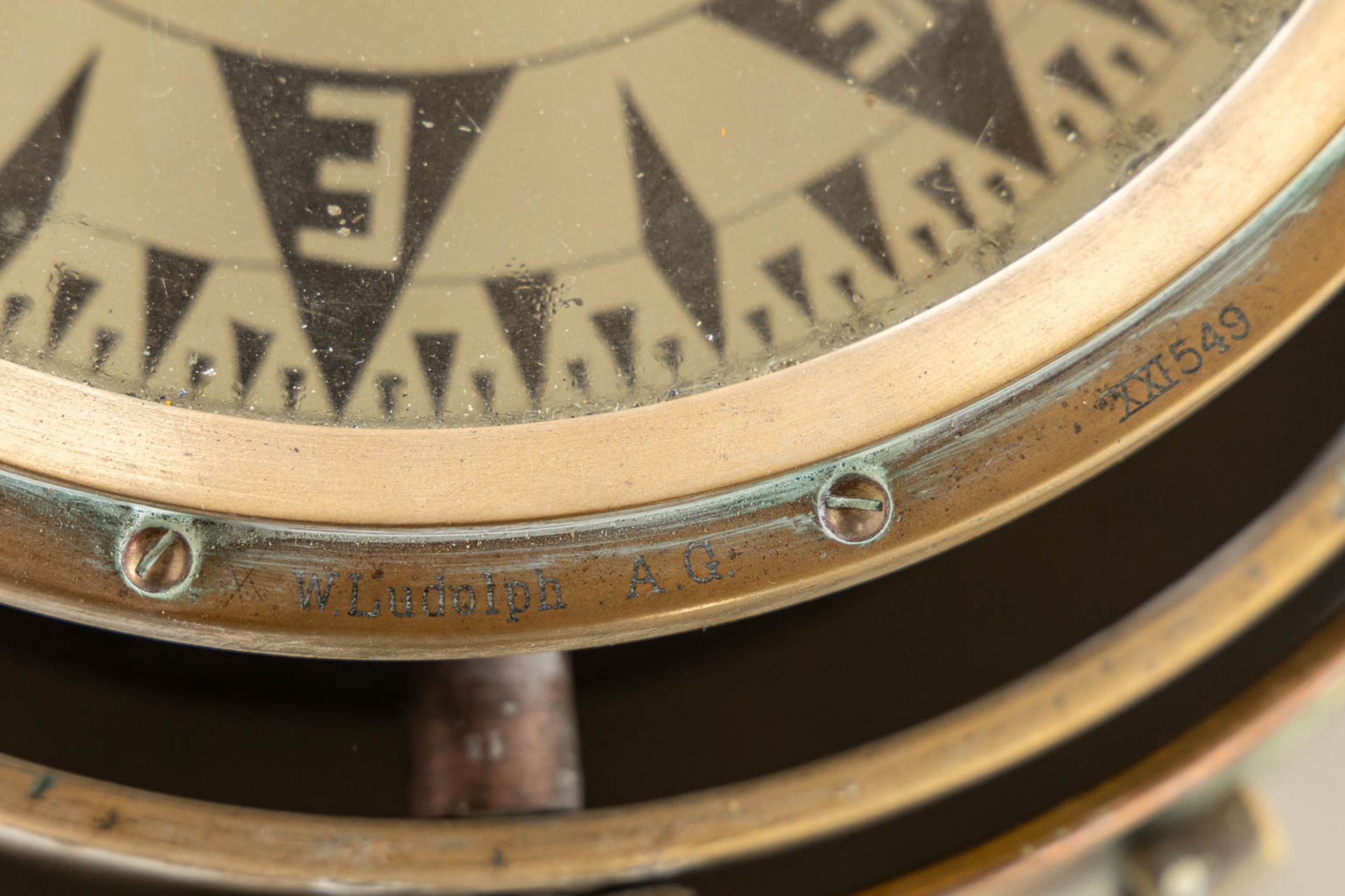 An antique ship's compass with the original compass housing. (L:33 x W:67 x H:120 cm) - Bild 11 aus 14
