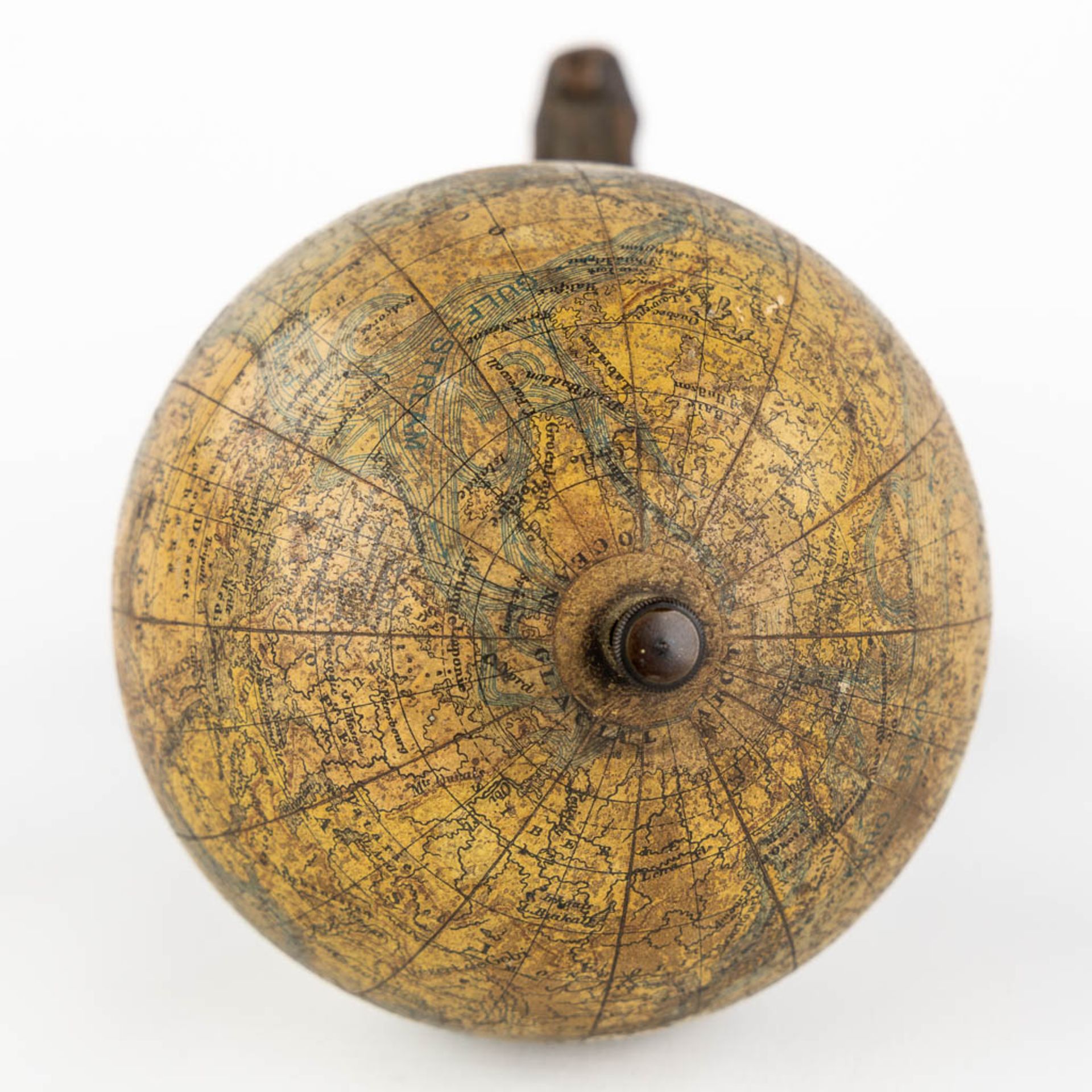 J. Lebegue & Cie, an antique globe on a cast-iron base. Circa 1900. (H:19 x D:10 cm) - Bild 8 aus 13