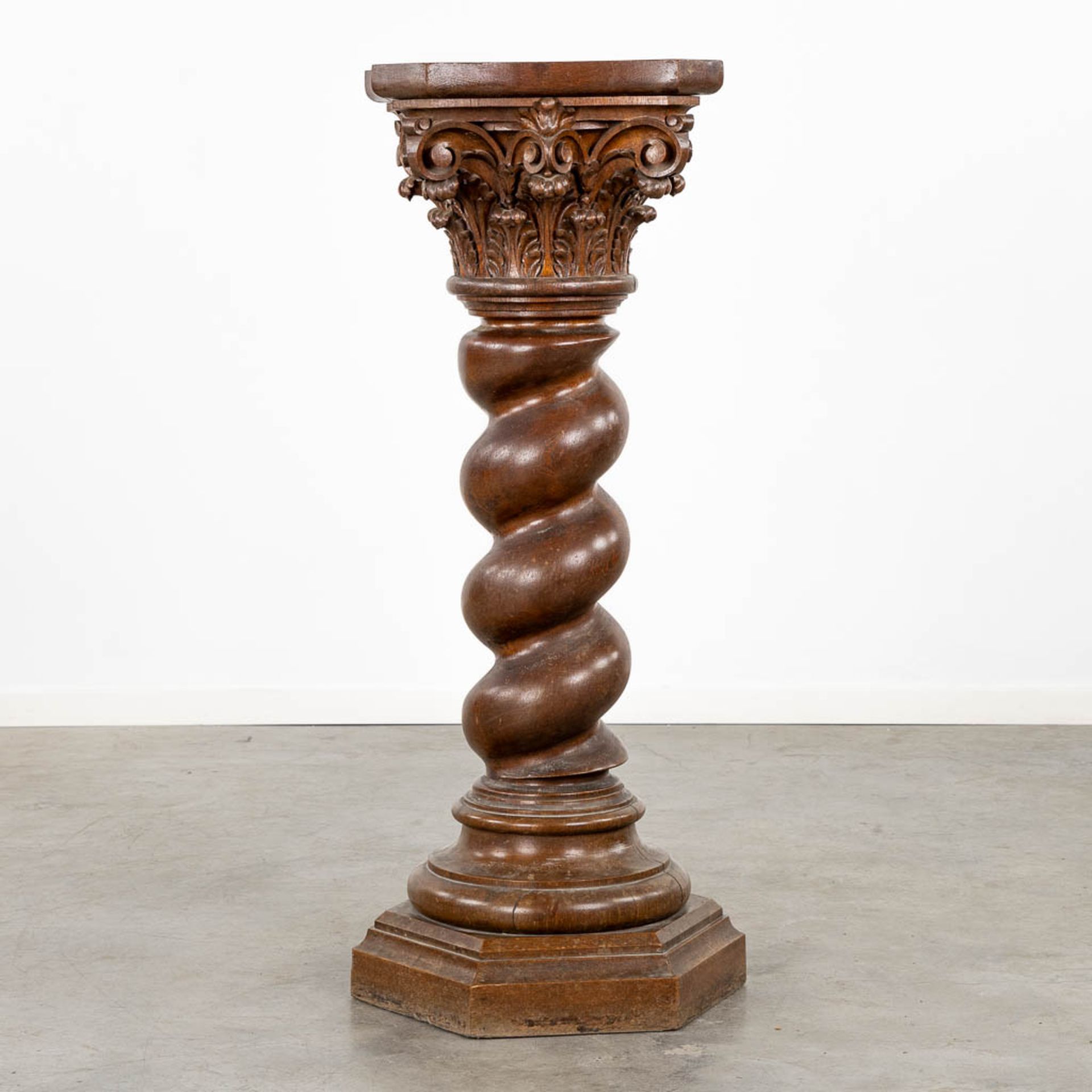 An antique oak-sculptured pedestal with a 'Corinthian' capitel. (L:43 x W:43 x H:120 cm) - Image 5 of 10