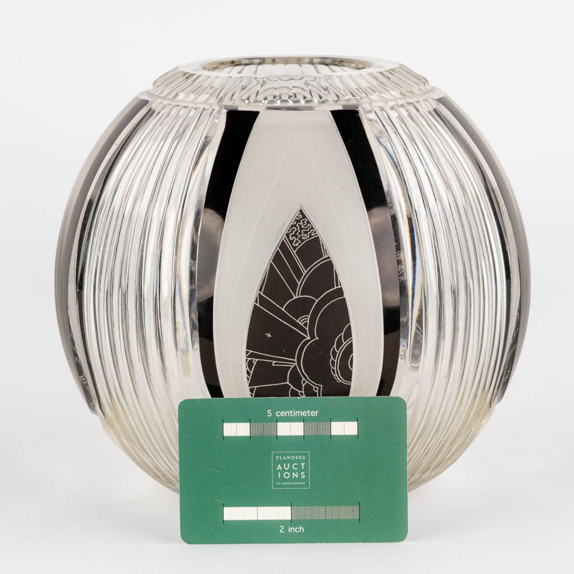 A round vase, glass in art deco style. (H:18 x D:18 cm) - Image 2 of 10
