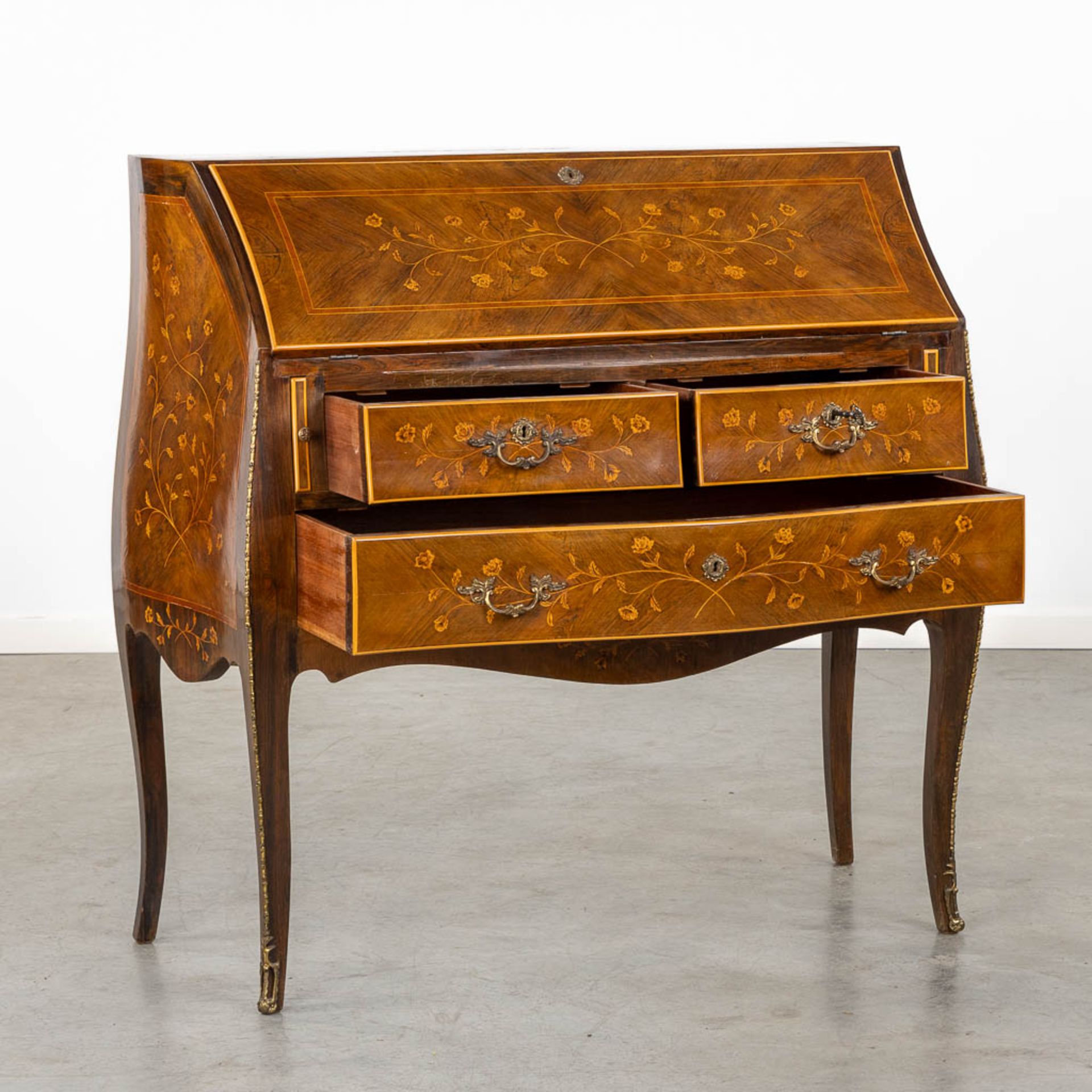 A secretaire, marquetry inlay mounted with bronze in Louis XV style. Circa 1970. (L:47 x W:101 x H:1 - Bild 3 aus 18