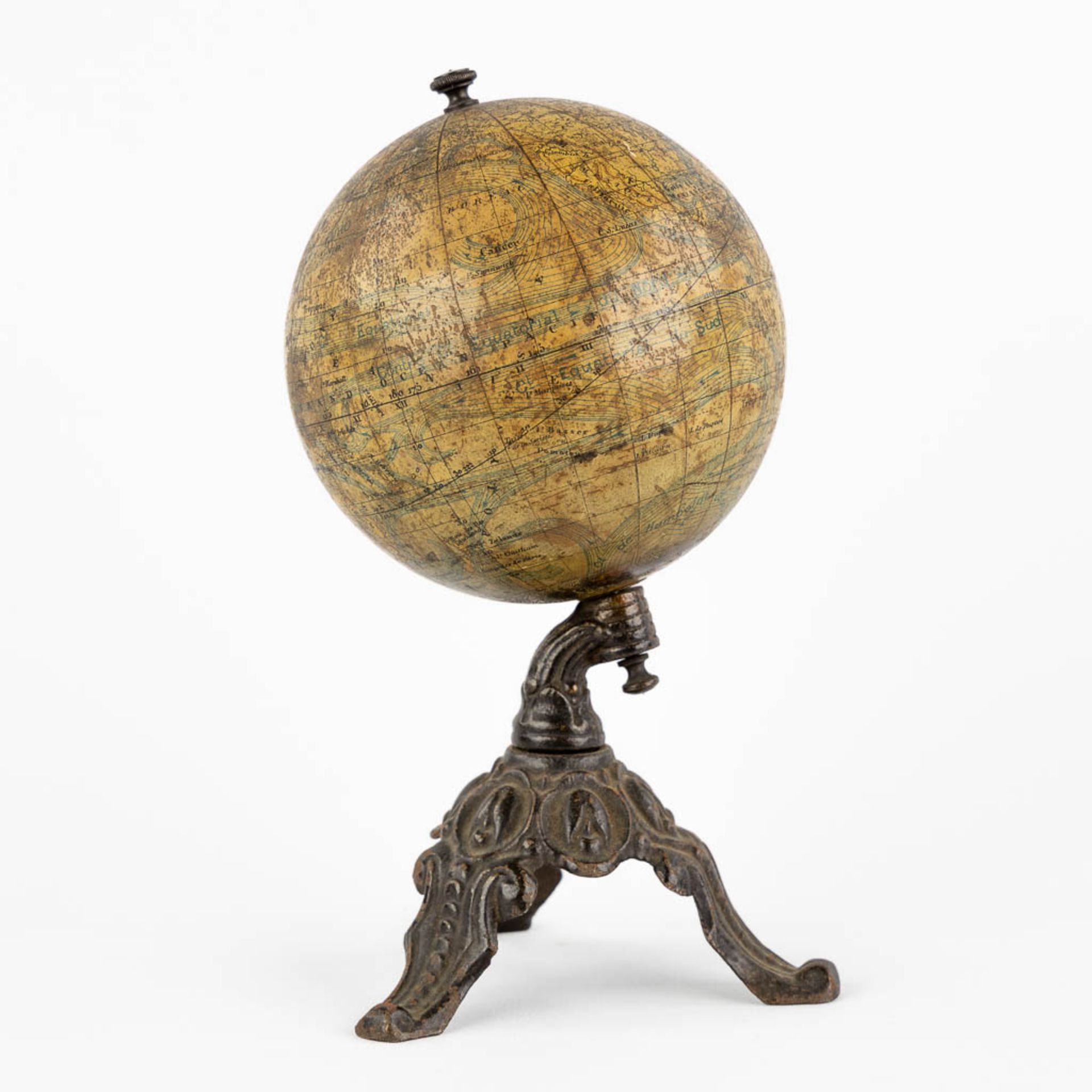 J. Lebegue & Cie, an antique globe on a cast-iron base. Circa 1900. (H:19 x D:10 cm) - Bild 3 aus 13