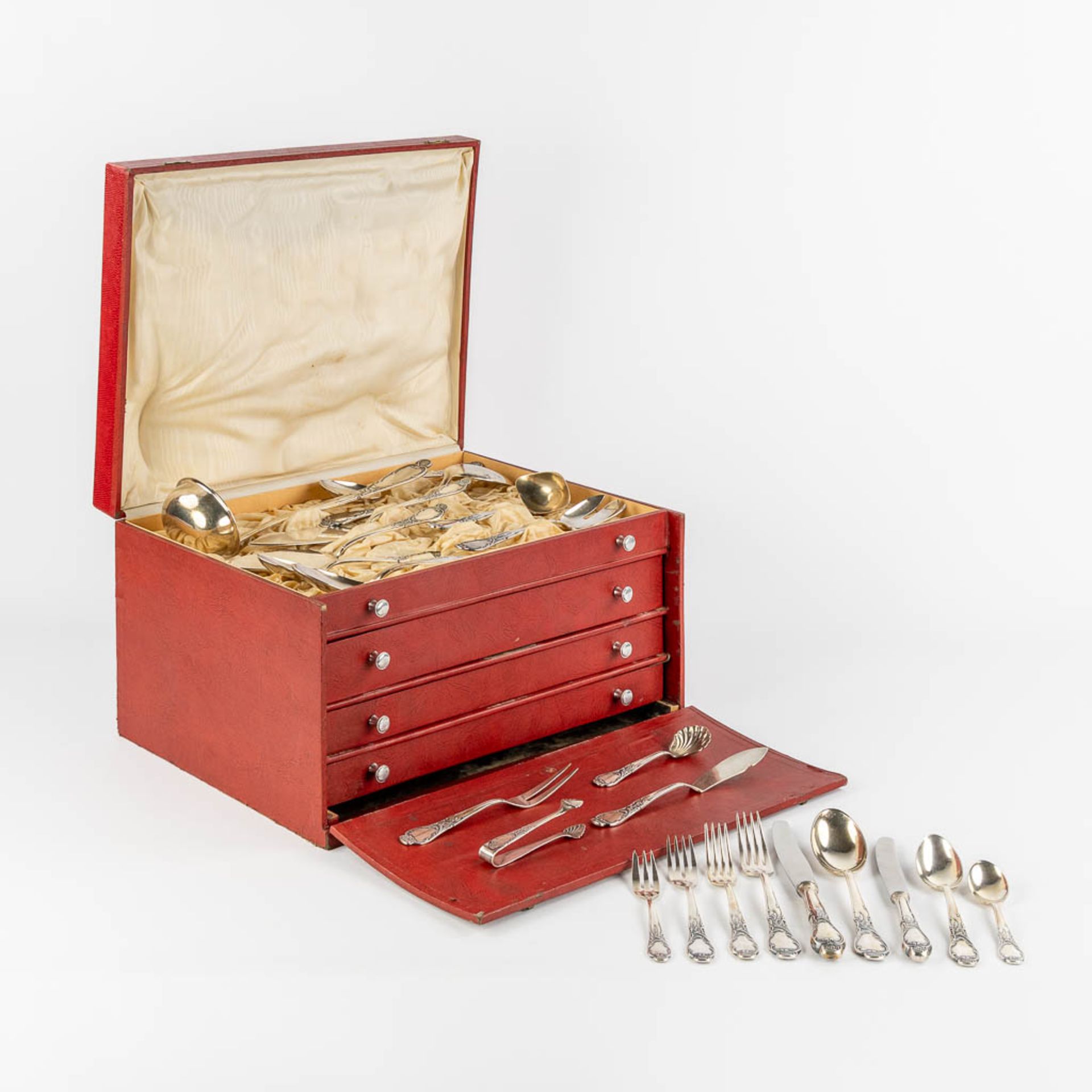 A 136-piece silver-plated cultlery in a chest with drawers. Alpaca, Silber 100. (L:34 x W:44 x H:26