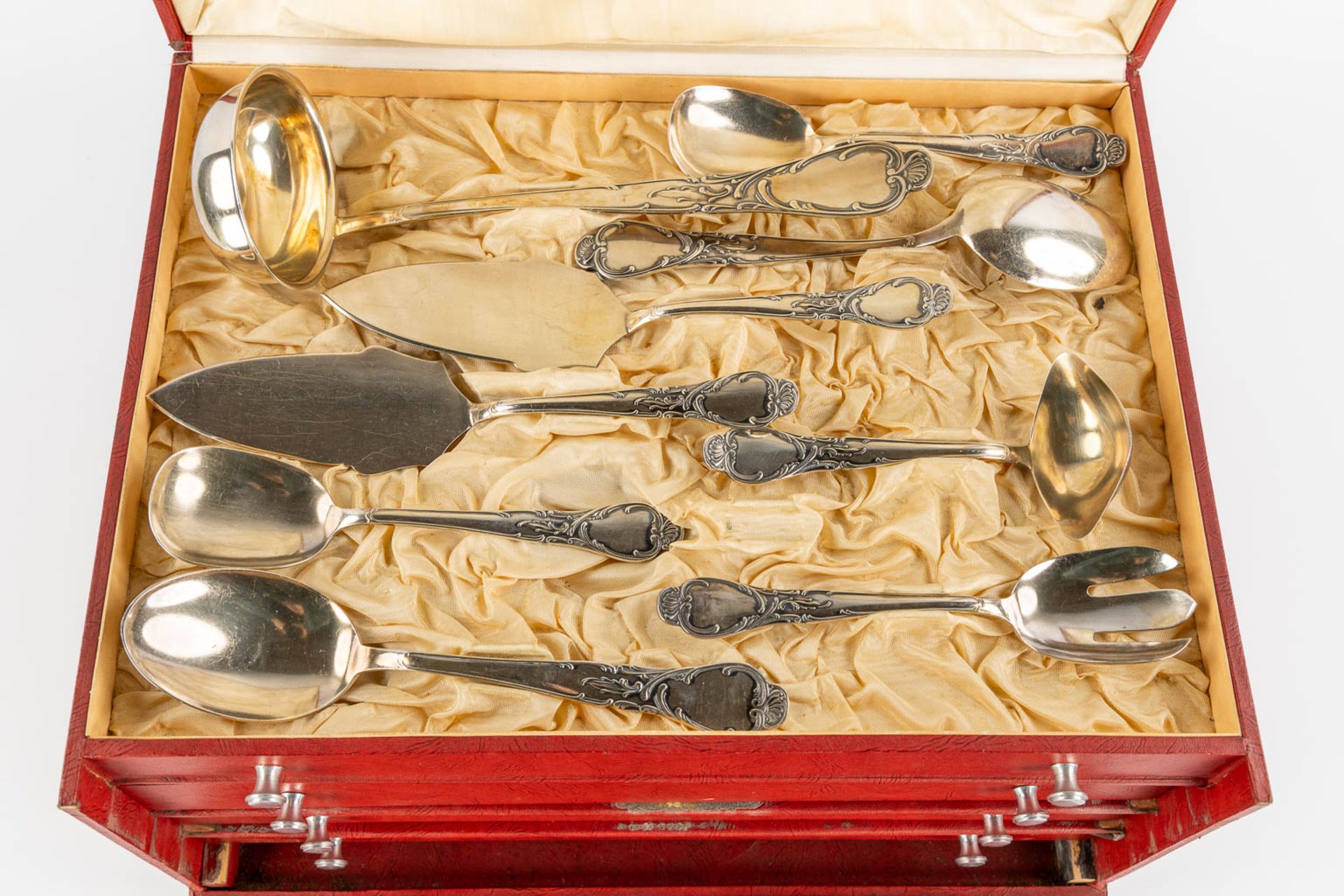 A 136-piece silver-plated cultlery in a chest with drawers. Alpaca, Silber 100. (L:34 x W:44 x H:26 - Bild 3 aus 14