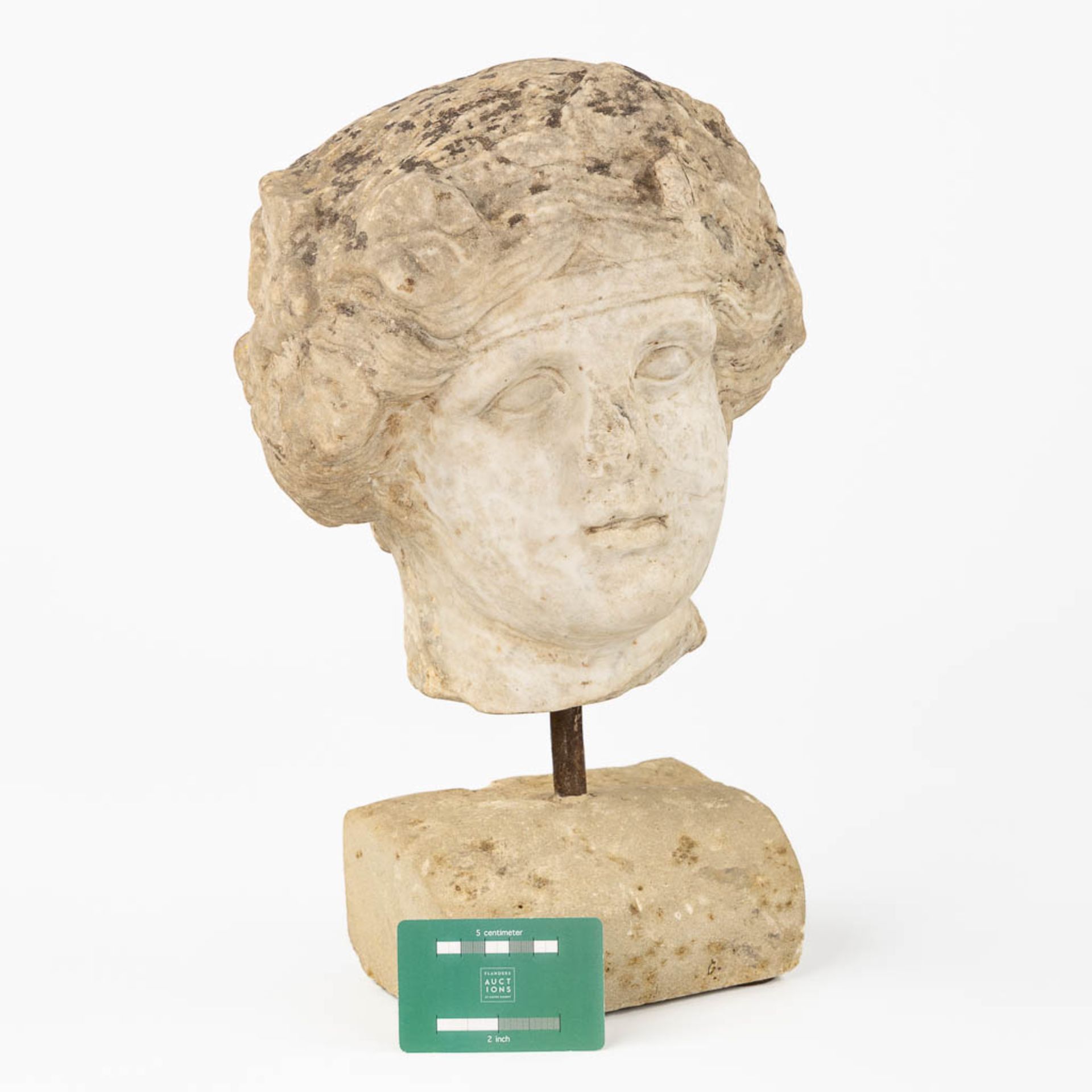 An antique sculptured head of a lady, mounted on a base. Probably of Roman origin. (L:25 x W:24 x H: - Bild 2 aus 10