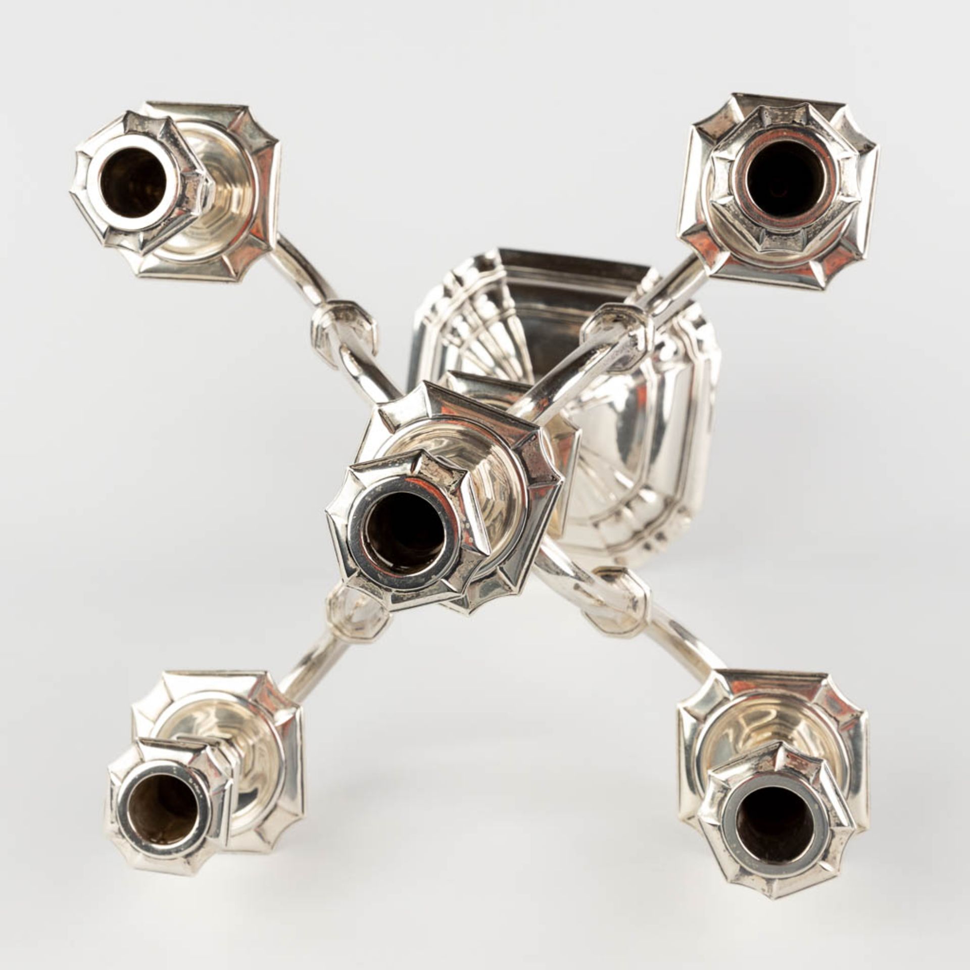 A silver 5 candle candelabra, 950M. Signed Lens Anvers. Belgium, 20th C. (L:23,5 x W:23,5 x H:33 cm) - Image 8 of 10