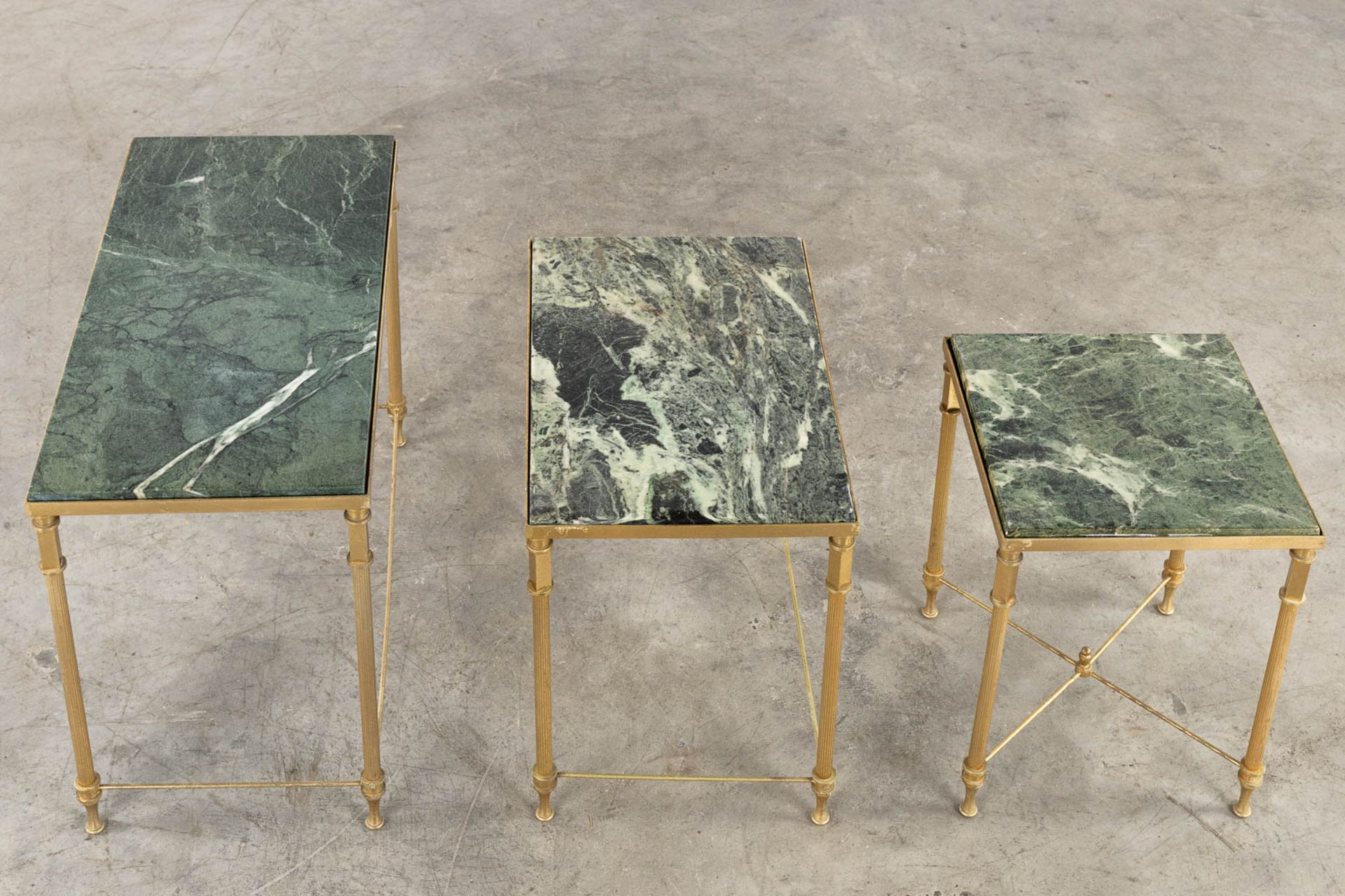 A set of 3 nesting tables, brass with green marble. (L:31 x W:61 x H:46 cm) - Bild 5 aus 8