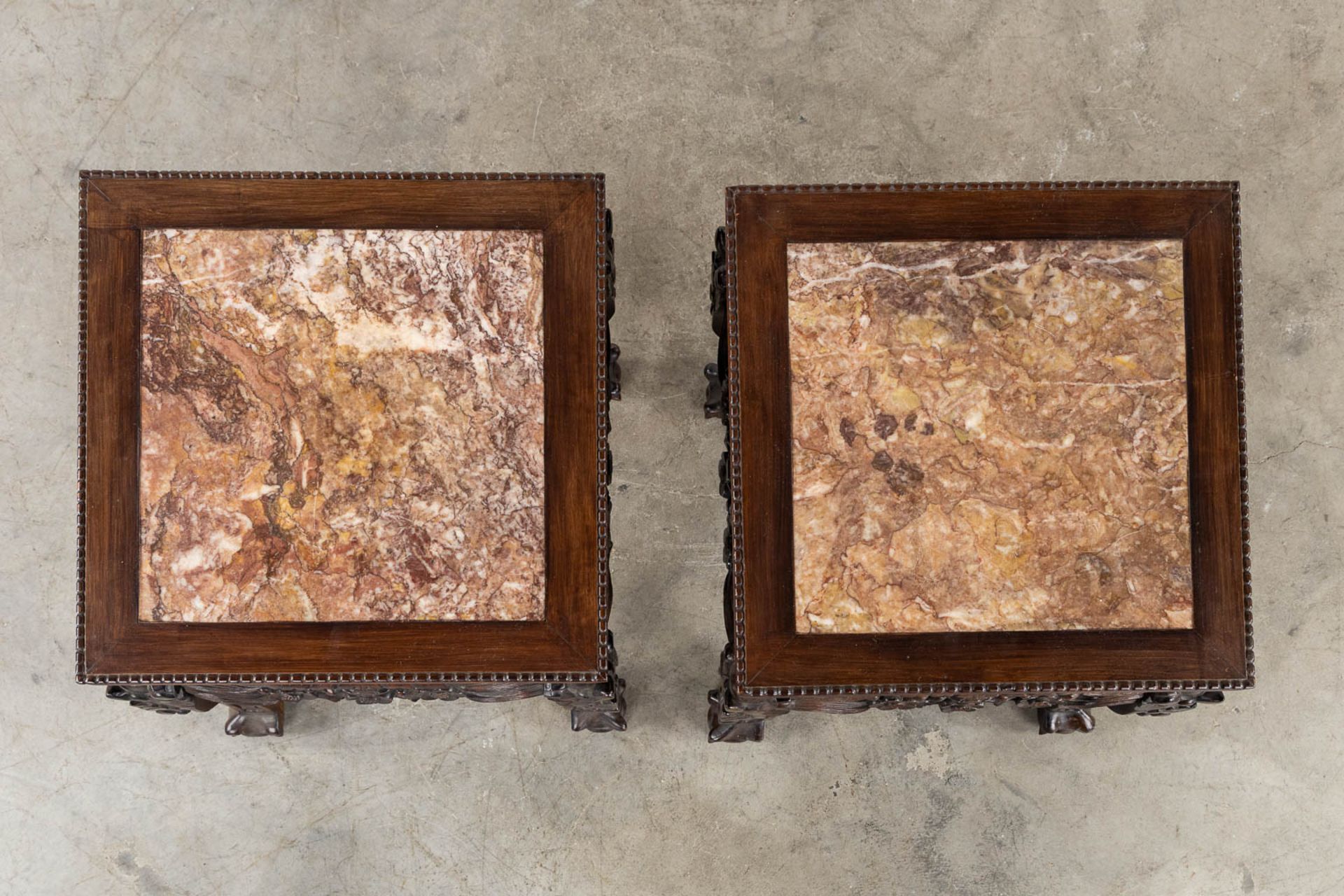 A pair of square Chinese side tables, hardwood with a marble top. (L:44 x W:44 x H:46 cm) - Bild 9 aus 11