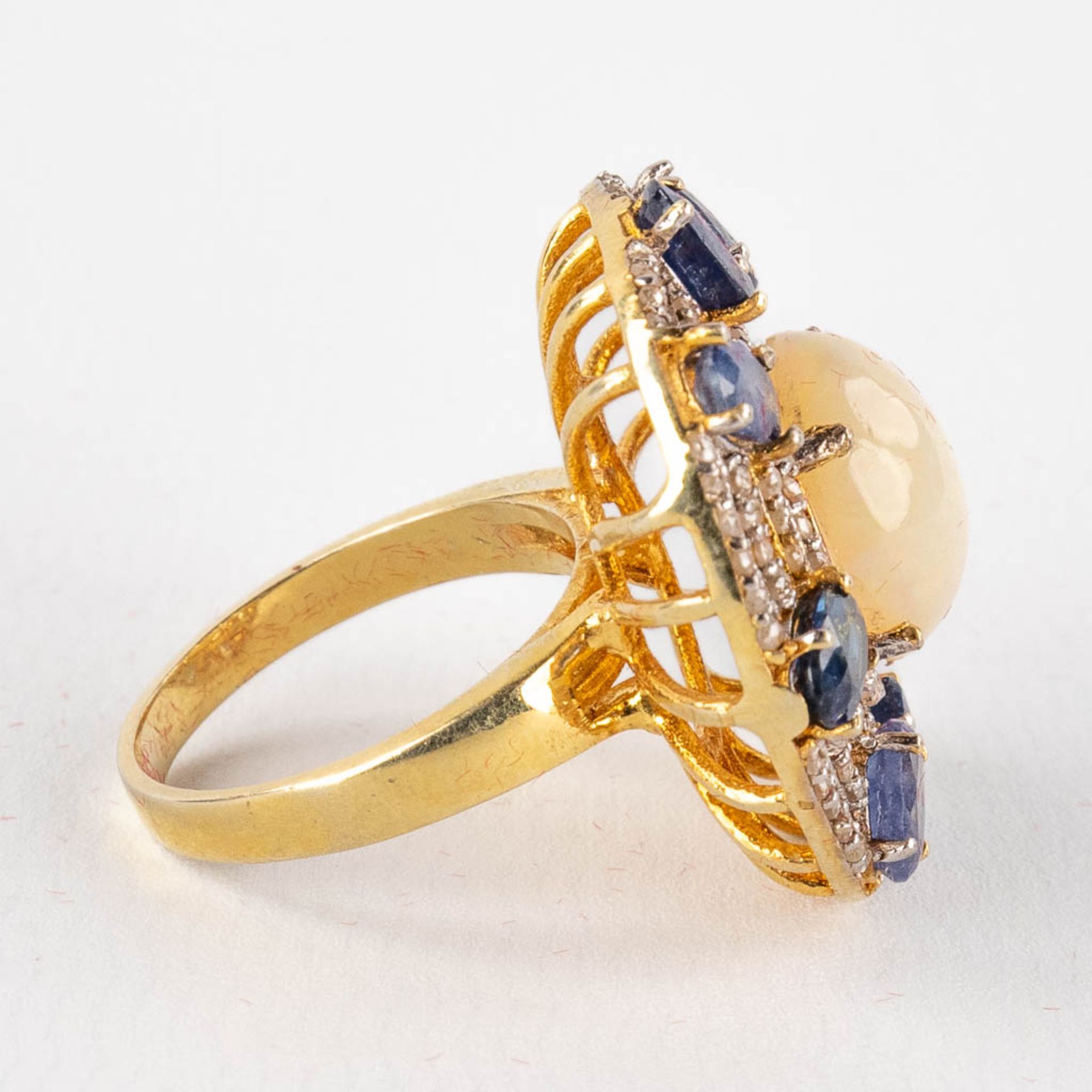 A ring, gilt silver with an Opal, sapphires, opal and 'old cut' diamonds. Ring size: 57. 10,26g. - Image 7 of 11