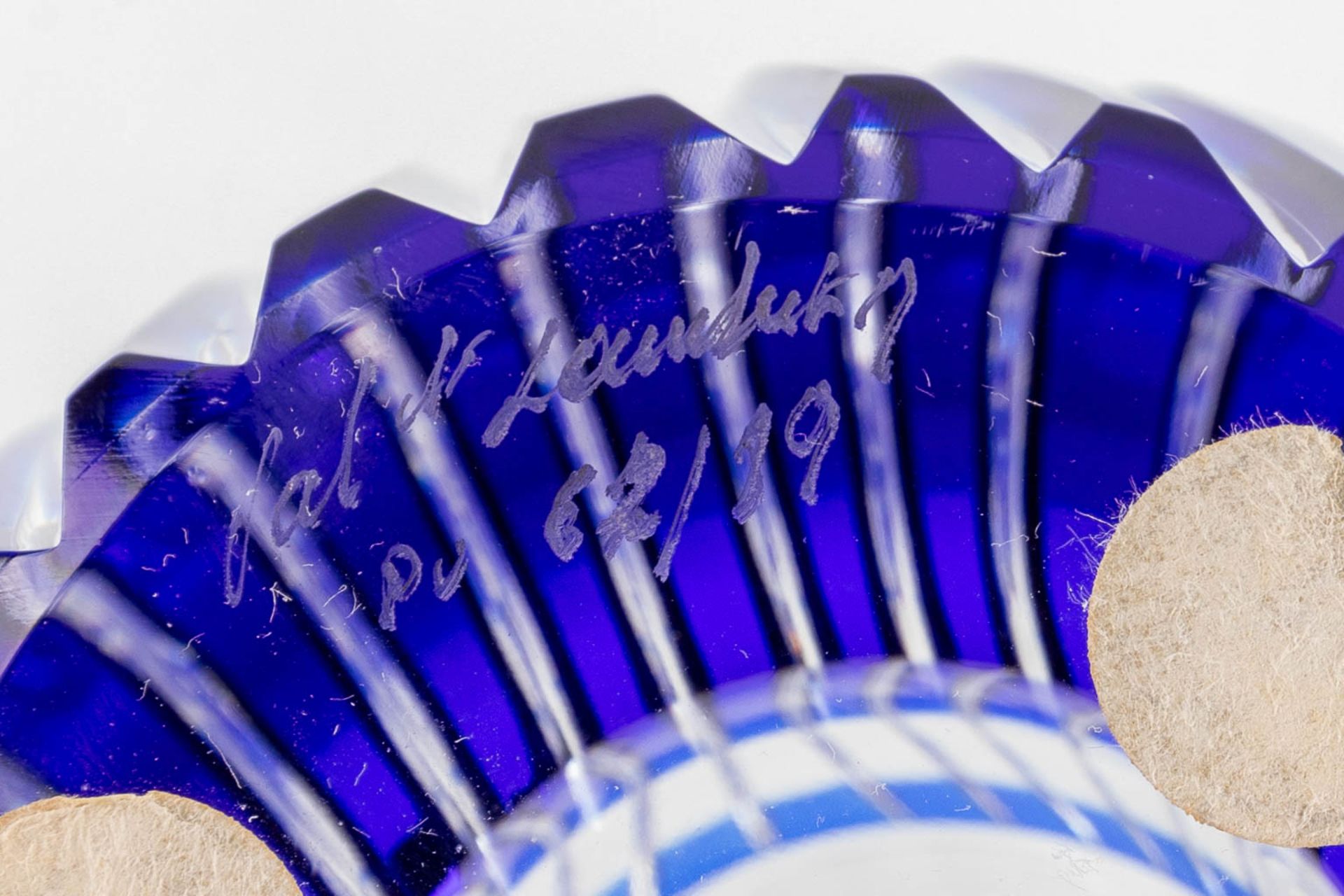 Val Saint Lambert, a blue and white crystal vase. (H:29,5 x D:15 cm) - Image 9 of 11