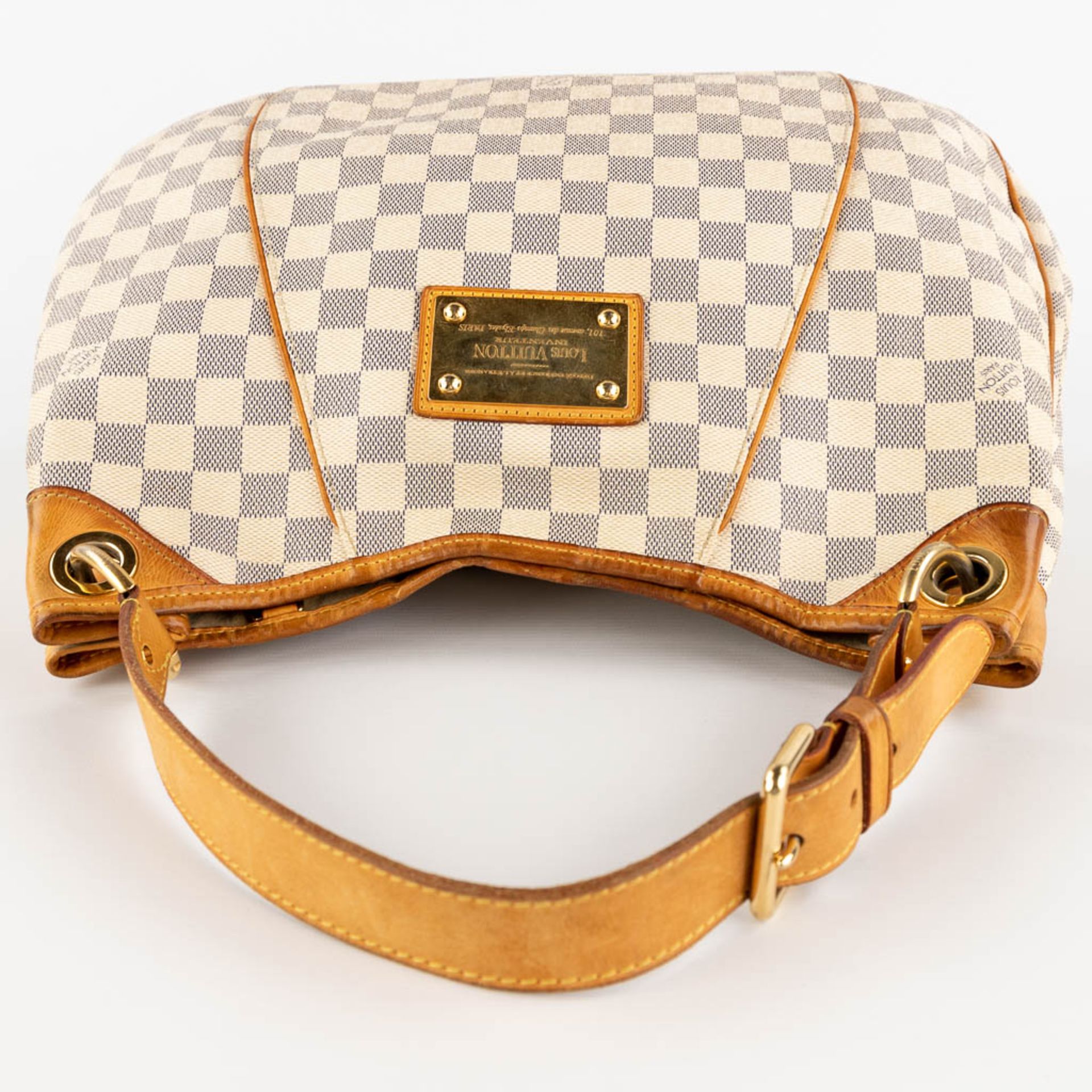 Louis Vuitton, Galleria, a handbag made of Damier Azur. (W:39 x H:30 cm) - Image 9 of 18