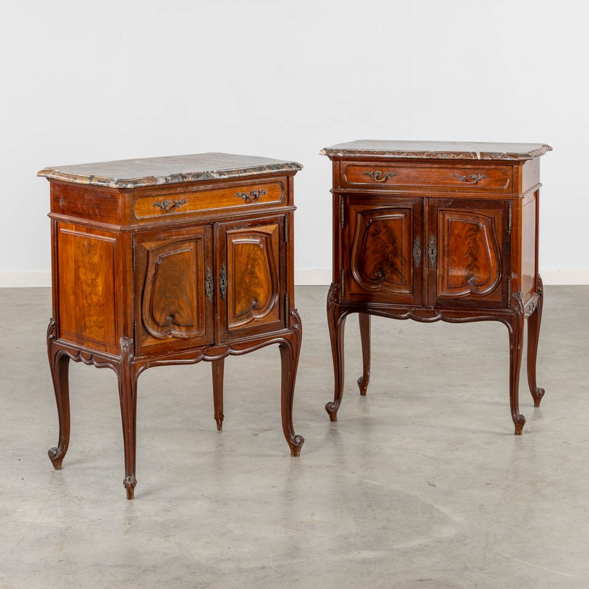 A pair of sculptured mahogany cabinets with a marble top, Louis XV style. (L:41 x W:63 x H:80 cm)