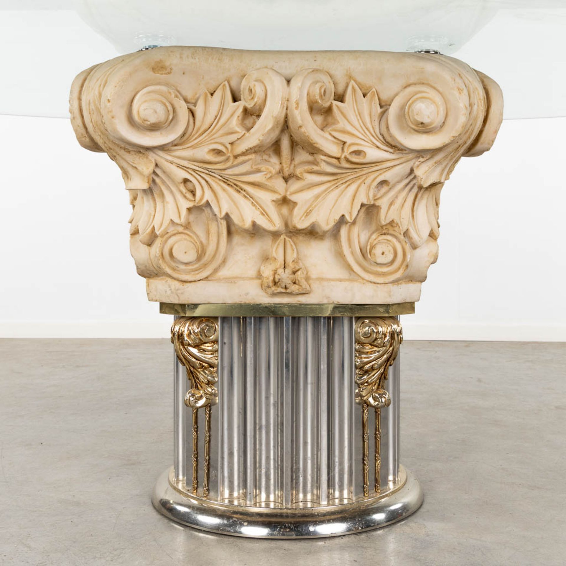 Manuel VIDAL GRAU (XX) 'Oval table and 6 chairs' resin, gilt metal and leather. (L:115 x W:200 x H:7 - Bild 19 aus 21