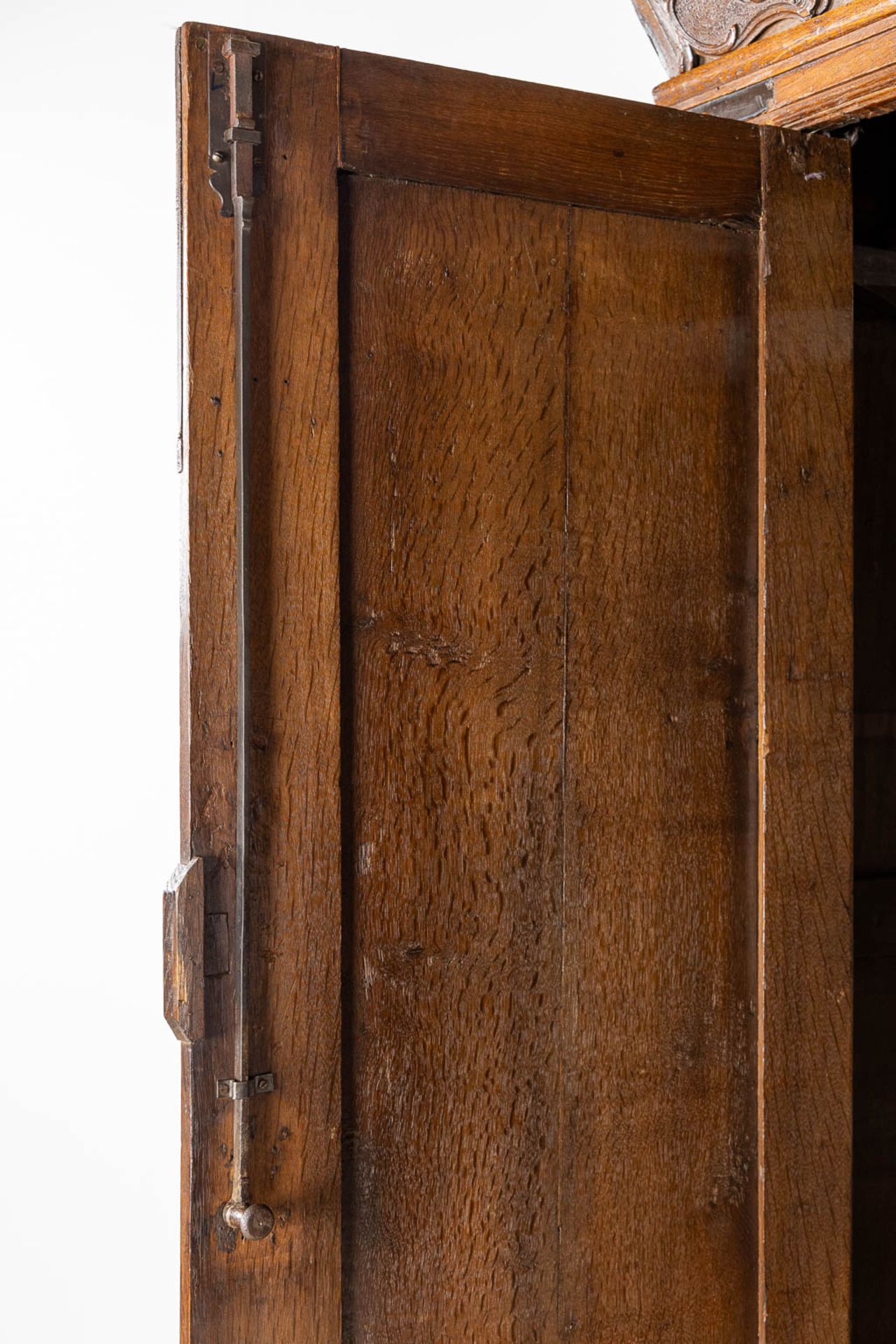 An antique two door 'Poortkast', Utrecht, The Netherlands, 17th C. (L:71 x W:178 x H:217 cm) - Image 17 of 19