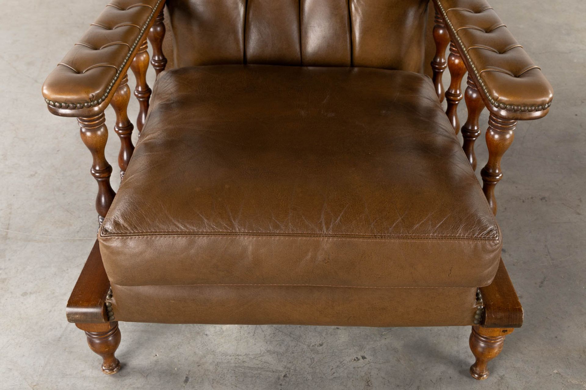 A pair of relax chairs, leather and wood in Chesterfield style. (L:83 x W:74 x H:95 cm) - Bild 10 aus 11
