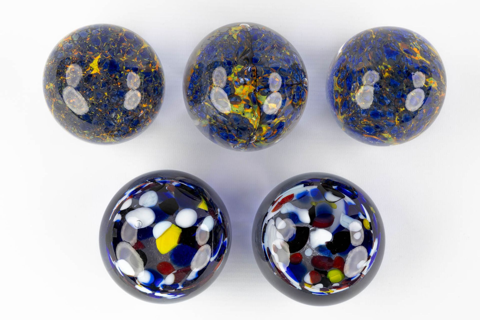 15 paperweights or Presse Papiers, probably made in Murano Italy. (H:8 x D:8 cm) - Bild 13 aus 15