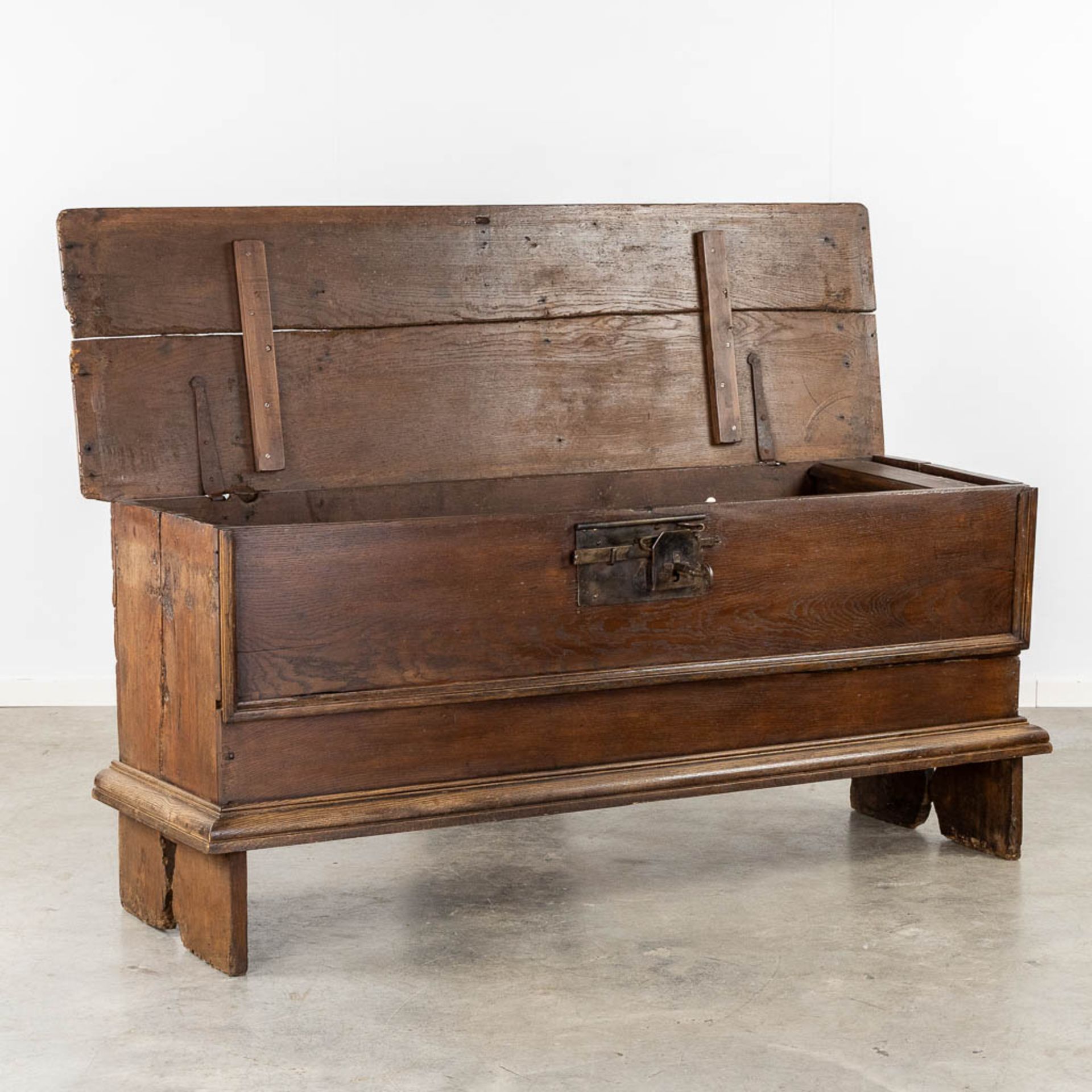 An antique chest. (L:54 x W:176 x H:80 cm) - Bild 3 aus 16