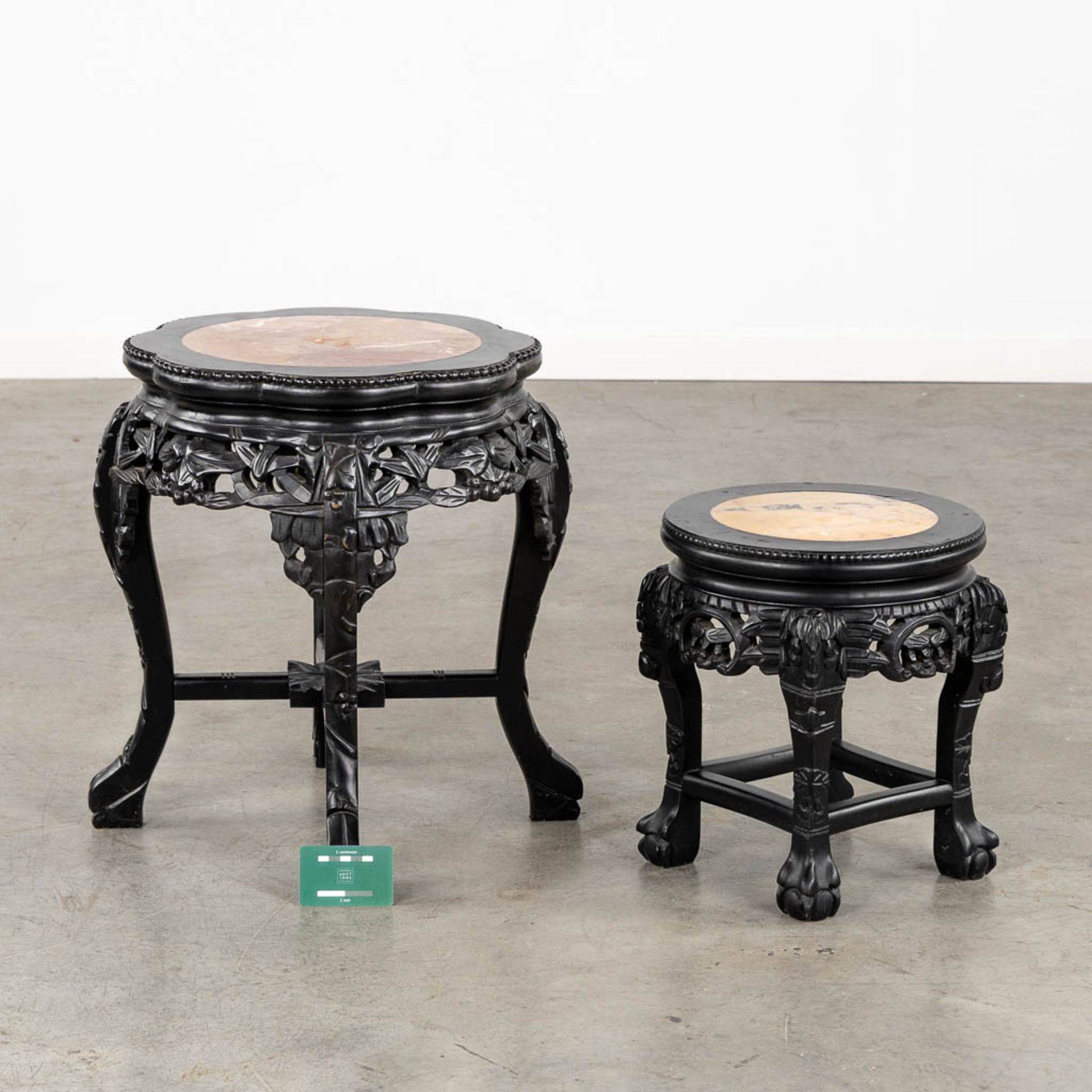 Two Chinese hardwood side tables with a marble top. (H:48 x D:45 cm) - Bild 2 aus 14