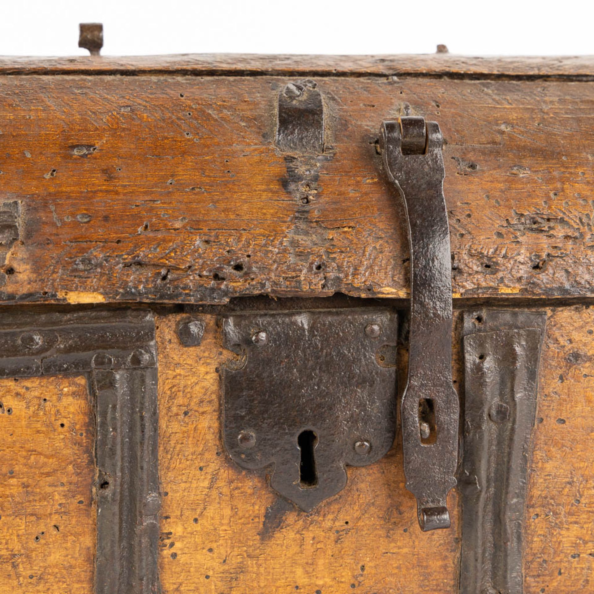 An antique money box or storage chest, wood and wrought iron, 16th/17th C. (L:20 x W:36 x H:22 cm) - Image 13 of 14